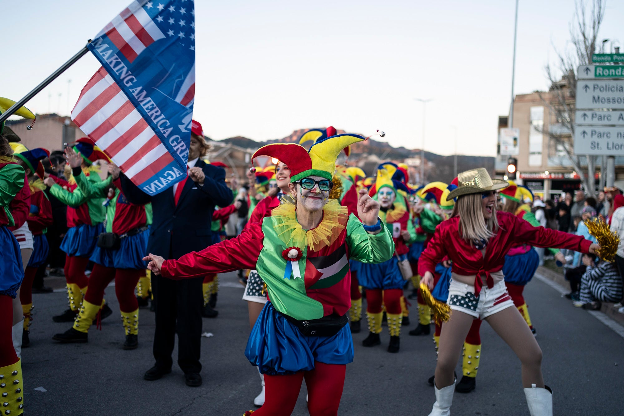 Els carrers de Terrassa s'han disfressat aquest dissabte al vespre per a una rua de Carnestoltes 2026 multitudinària, partint de la plaça de les Magnòlies, en què hi han participat 25 carrosses amb 2.189 persones. Ha obert la comparsa 'Groc cridaner', guanyadora de la desfilada l'any passat, on figuraven la reina i el rei d'enguany, Tifarola i Tifanal. Al cap d'unes hores, rebien les claus de la ciutat durant aquests dies de disbauxa des del balcó de l'Ajuntament, al Raval. Allà, hi han pronunciat un pregó combatiu les membres de lila del Casal de la Dona, en què han reivindicat 'cossos lliures' i una festa 'feminista, irreverent i republicana'. | Mireia Comas