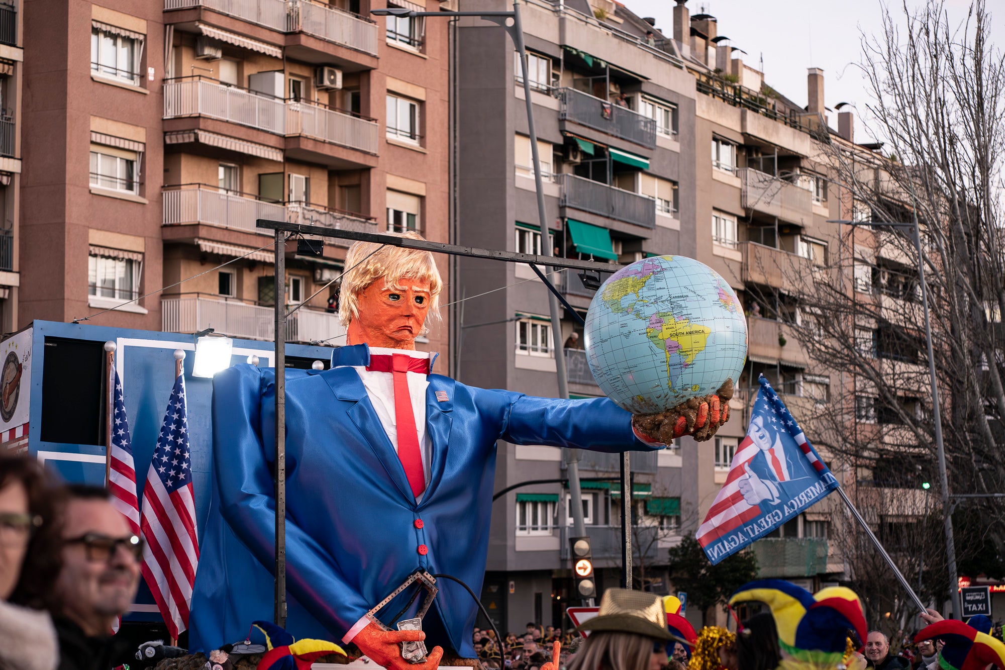 Els carrers de Terrassa s'han disfressat aquest dissabte al vespre per a una rua de Carnestoltes 2026 multitudinària, partint de la plaça de les Magnòlies, en què hi han participat 25 carrosses amb 2.189 persones. Ha obert la comparsa 'Groc cridaner', guanyadora de la desfilada l'any passat, on figuraven la reina i el rei d'enguany, Tifarola i Tifanal. Al cap d'unes hores, rebien les claus de la ciutat durant aquests dies de disbauxa des del balcó de l'Ajuntament, al Raval. Allà, hi han pronunciat un pregó combatiu les membres de lila del Casal de la Dona, en què han reivindicat 'cossos lliures' i una festa 'feminista, irreverent i republicana'. | Mireia Comas