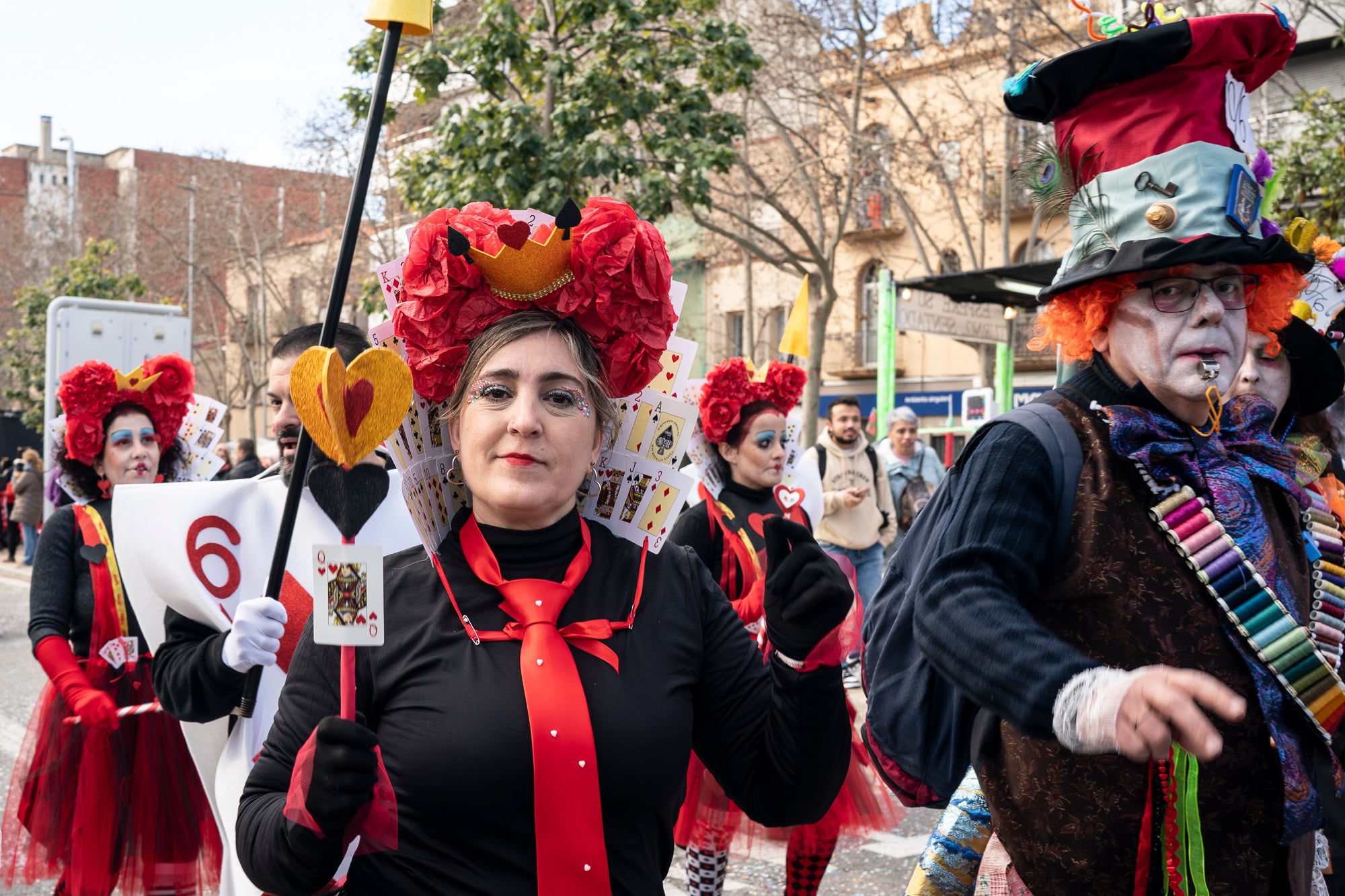 Després de la gran rua de dissabte al vespre, torn aquest diumenge al matí per a la rua infantil del Carnestoltes 2026 de Terrassa, encapçalada per la reina i el rei d'enguany, Tifa-Rola i Tifa-Nal, i el grup Groc Cridaner. Una vintena de comparses d'escoles de la ciutat han participat en aquesta desfilada matinal per la Rambla d'Ègara, que ha passat pel Raval de Montserrat i ha acabat a la plaça Vella. En aquesta ocasió, els més menuts eren els protagonistes amb coreografies acompanyades de pares i professors. La festa ha finalitzat a la plaça Nova, amb música, premis i el pregó a càrrec de totes les comparses | Mireia Comas