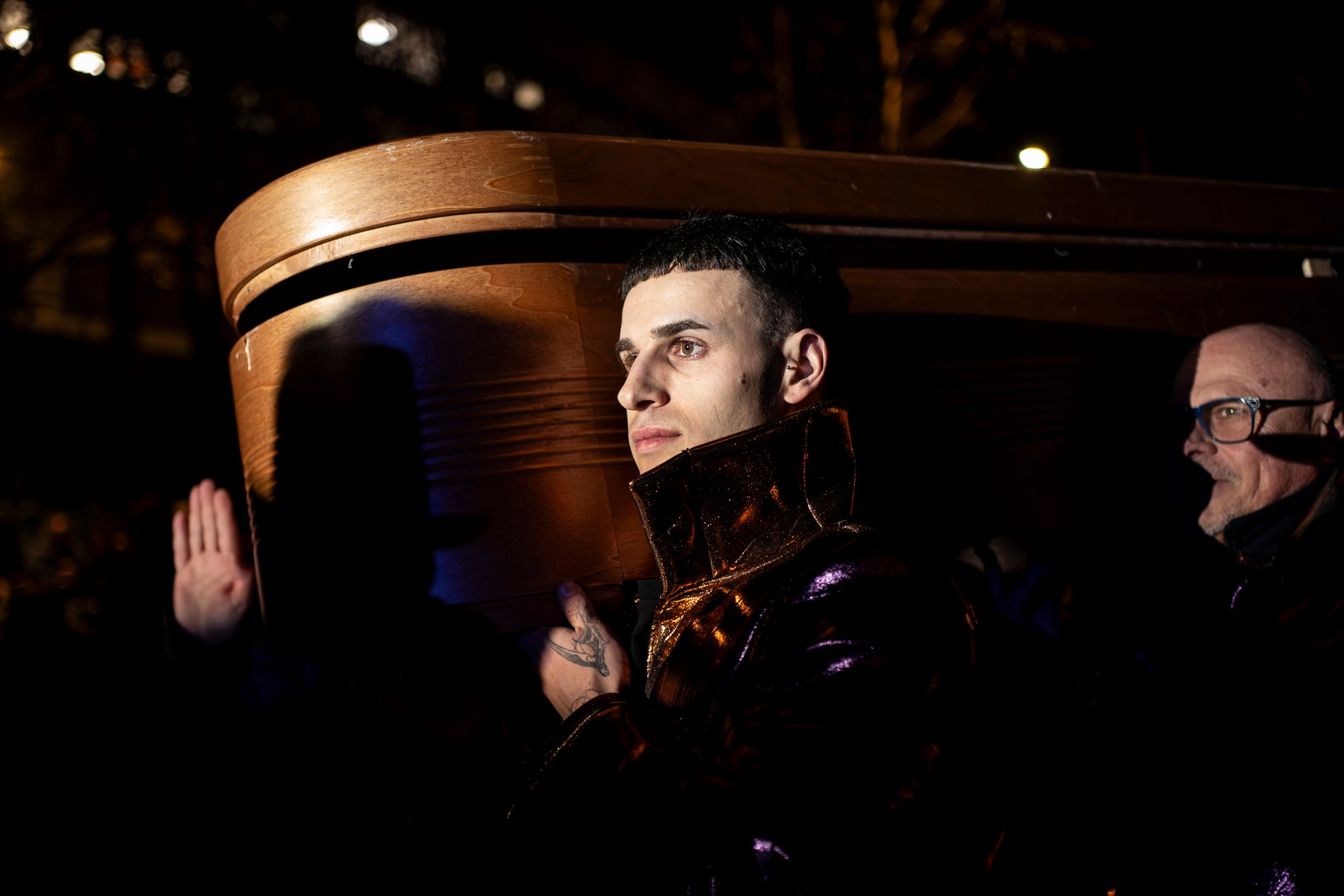 Aquest dimecres, dia 18 de febrer, ha tingut lloc l’acte que posa punt i final a la celebració del Carnestoltes a Terrassa. Cap a les vuit del vespre s’ha iniciat la Rua Mortuòria, amb els taüts del rei i la reina, que els ha conduït fins al Parc de Vallparadís. Un cop allà, s’ha fet l’enterrament de la sardina amb la col·laboració de diversos grups de cultura popular de la ciutat amb un sorprenent espectacle teatral i de foc.