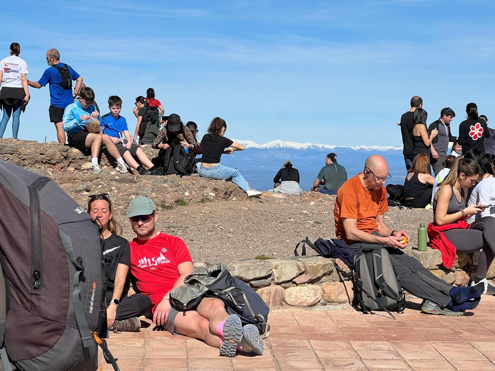 Després de molts caps de setmana de pluja i vent, aquest diumenge, dia 22 de febrer, el cel ens ha donat una treva i hem pogut gaudir d’un dia majestuós. Tot i trobar-nos a finals de febrer, la temperatura era d’allò més primaveral, i això ha fet que moltíssima gent s’animés a pujar fins a dalt del cim de La Mola. L’esplanada s’ha omplert d’excursionistes que han aprofitat per estirar les cames amb la família i amics, i gaudir de les esplèndides vistes des d’aquest mirador vallesà.