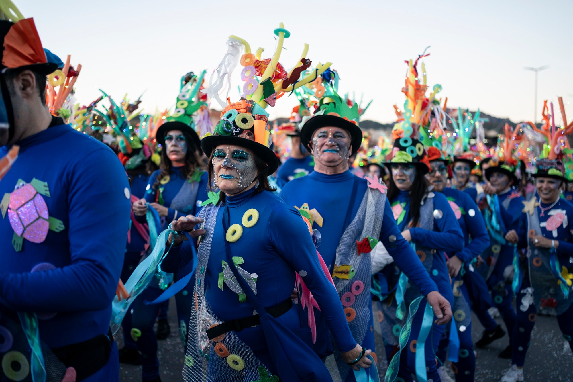 Els carrers de Terrassa s'han disfressat aquest dissabte al vespre per a una rua de Carnestoltes 2026 multitudinària, partint de la plaça de les Magnòlies, en què hi han participat 25 carrosses amb 2.189 persones. Ha obert la comparsa 'Groc cridaner', guanyadora de la desfilada l'any passat, on figuraven la reina i el rei d'enguany, Tifarola i Tifanal. Al cap d'unes hores, rebien les claus de la ciutat durant aquests dies de disbauxa des del balcó de l'Ajuntament, al Raval. Allà, hi han pronunciat un pregó combatiu les membres de lila del Casal de la Dona, en què han reivindicat 'cossos lliures' i una festa 'feminista, irreverent i republicana'. | Mireia Comas