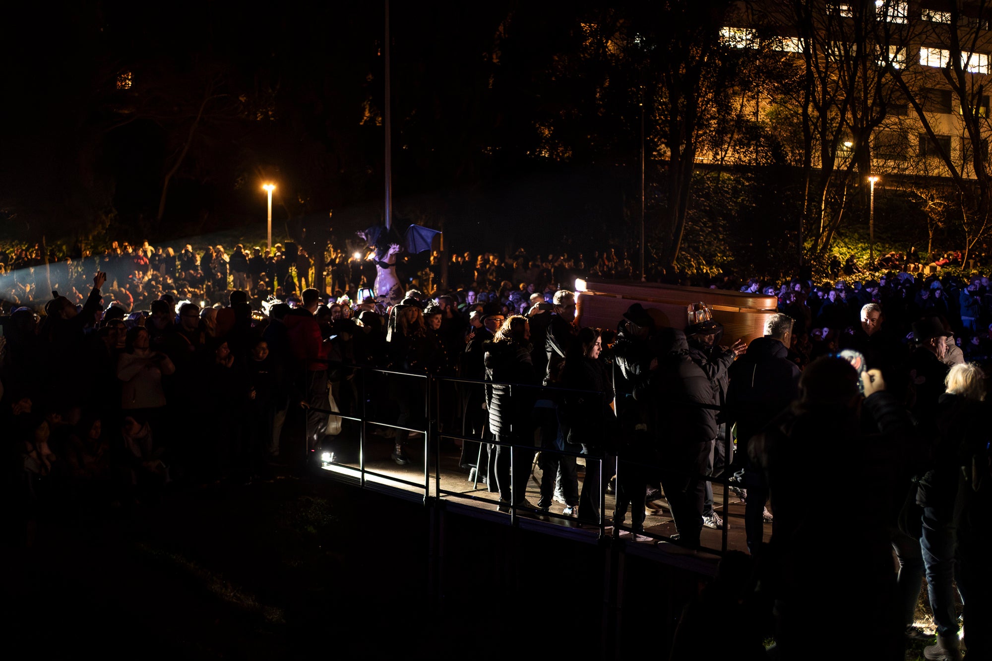 Aquest dimecres, dia 18 de febrer, ha tingut lloc l’acte que posa punt i final a la celebració del Carnestoltes a Terrassa. Cap a les vuit del vespre s’ha iniciat la Rua Mortuòria, amb els taüts del rei i la reina, que els ha conduït fins al Parc de Vallparadís. Un cop allà, s’ha fet l’enterrament de la sardina amb la col·laboració de diversos grups de cultura popular de la ciutat amb un sorprenent espectacle teatral i de foc.