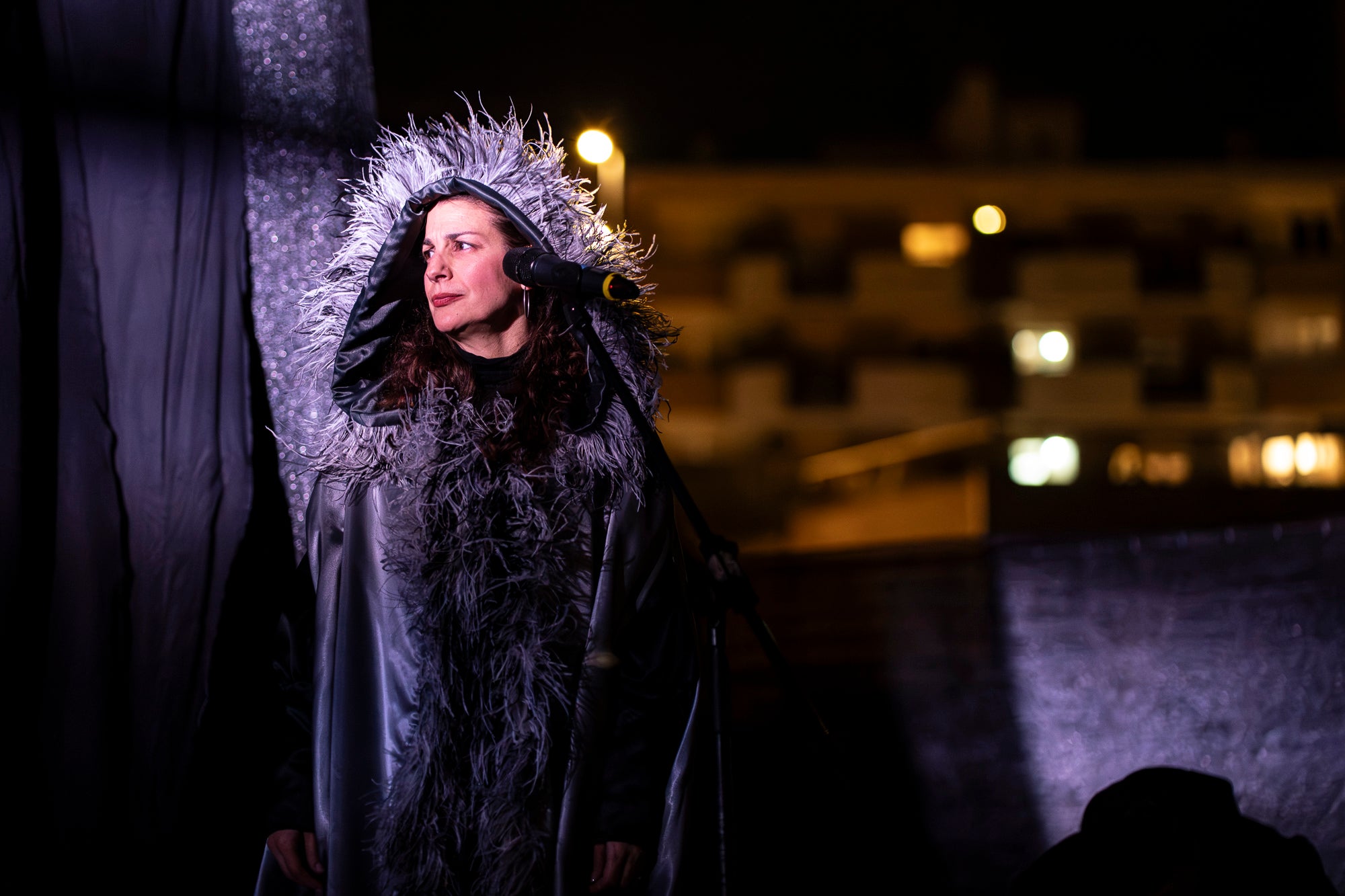 Aquest dimecres, dia 18 de febrer, ha tingut lloc l’acte que posa punt i final a la celebració del Carnestoltes a Terrassa. Cap a les vuit del vespre s’ha iniciat la Rua Mortuòria, amb els taüts del rei i la reina, que els ha conduït fins al Parc de Vallparadís. Un cop allà, s’ha fet l’enterrament de la sardina amb la col·laboració de diversos grups de cultura popular de la ciutat amb un sorprenent espectacle teatral i de foc.