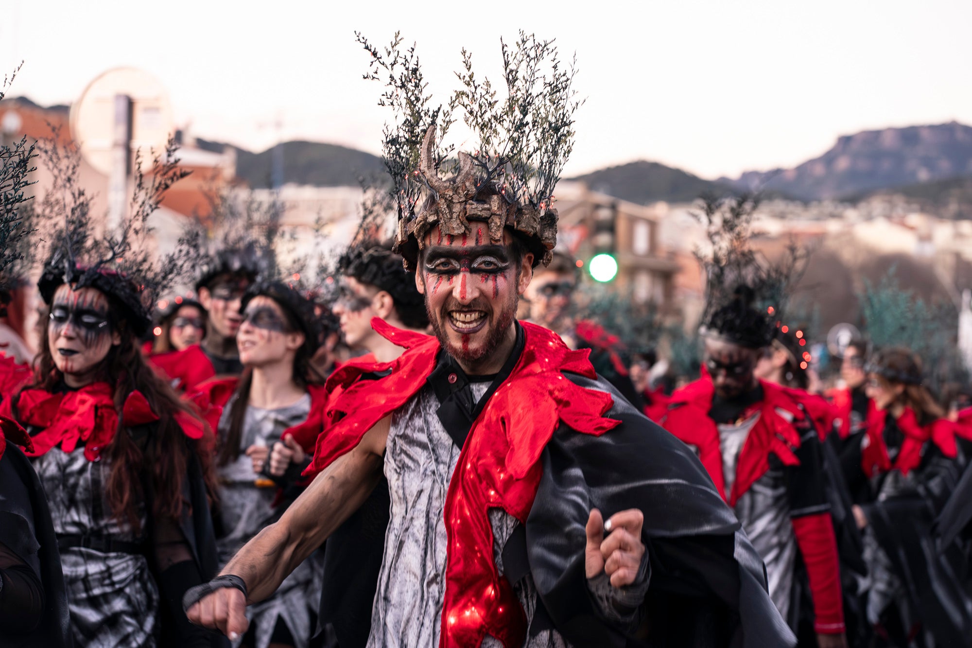 Els carrers de Terrassa s'han disfressat aquest dissabte al vespre per a una rua de Carnestoltes 2026 multitudinària, partint de la plaça de les Magnòlies, en què hi han participat 25 carrosses amb 2.189 persones. Ha obert la comparsa 'Groc cridaner', guanyadora de la desfilada l'any passat, on figuraven la reina i el rei d'enguany, Tifarola i Tifanal. Al cap d'unes hores, rebien les claus de la ciutat durant aquests dies de disbauxa des del balcó de l'Ajuntament, al Raval. Allà, hi han pronunciat un pregó combatiu les membres de lila del Casal de la Dona, en què han reivindicat 'cossos lliures' i una festa 'feminista, irreverent i republicana'. | Mireia Comas