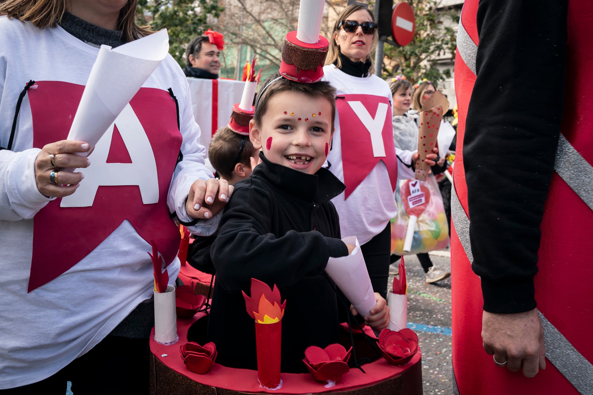 Després de la gran rua de dissabte al vespre, torn aquest diumenge al matí per a la rua infantil del Carnestoltes 2026 de Terrassa, encapçalada per la reina i el rei d'enguany, Tifa-Rola i Tifa-Nal, i el grup Groc Cridaner. Una vintena de comparses d'escoles de la ciutat han participat en aquesta desfilada matinal per la Rambla d'Ègara, que ha passat pel Raval de Montserrat i ha acabat a la plaça Vella. En aquesta ocasió, els més menuts eren els protagonistes amb coreografies acompanyades de pares i professors. La festa ha finalitzat a la plaça Nova, amb música, premis i el pregó a càrrec de totes les comparses | Mireia Comas