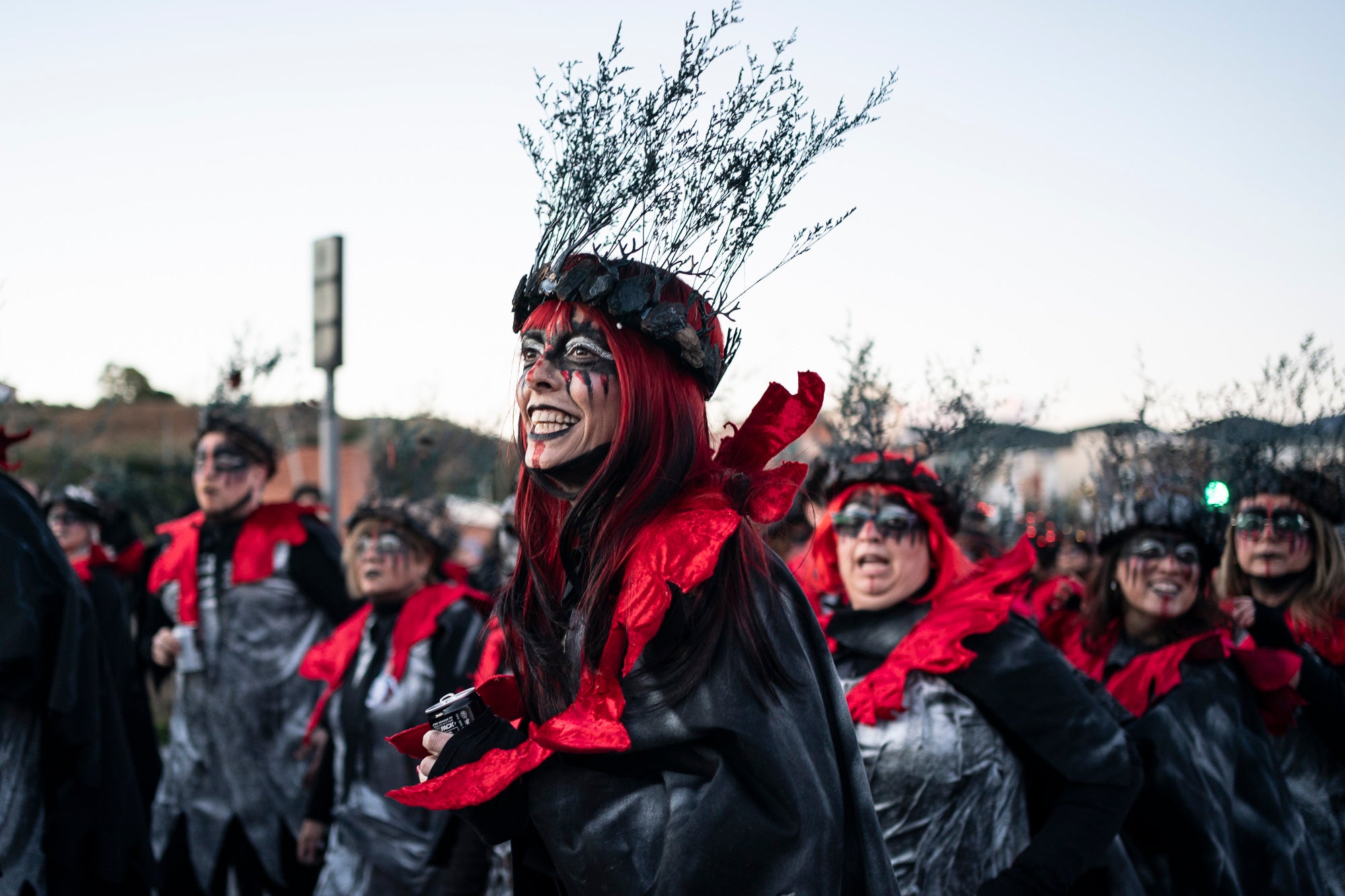 Els carrers de Terrassa s'han disfressat aquest dissabte al vespre per a una rua de Carnestoltes 2026 multitudinària, partint de la plaça de les Magnòlies, en què hi han participat 25 carrosses amb 2.189 persones. Ha obert la comparsa 'Groc cridaner', guanyadora de la desfilada l'any passat, on figuraven la reina i el rei d'enguany, Tifarola i Tifanal. Al cap d'unes hores, rebien les claus de la ciutat durant aquests dies de disbauxa des del balcó de l'Ajuntament, al Raval. Allà, hi han pronunciat un pregó combatiu les membres de lila del Casal de la Dona, en què han reivindicat 'cossos lliures' i una festa 'feminista, irreverent i republicana'. | Mireia Comas