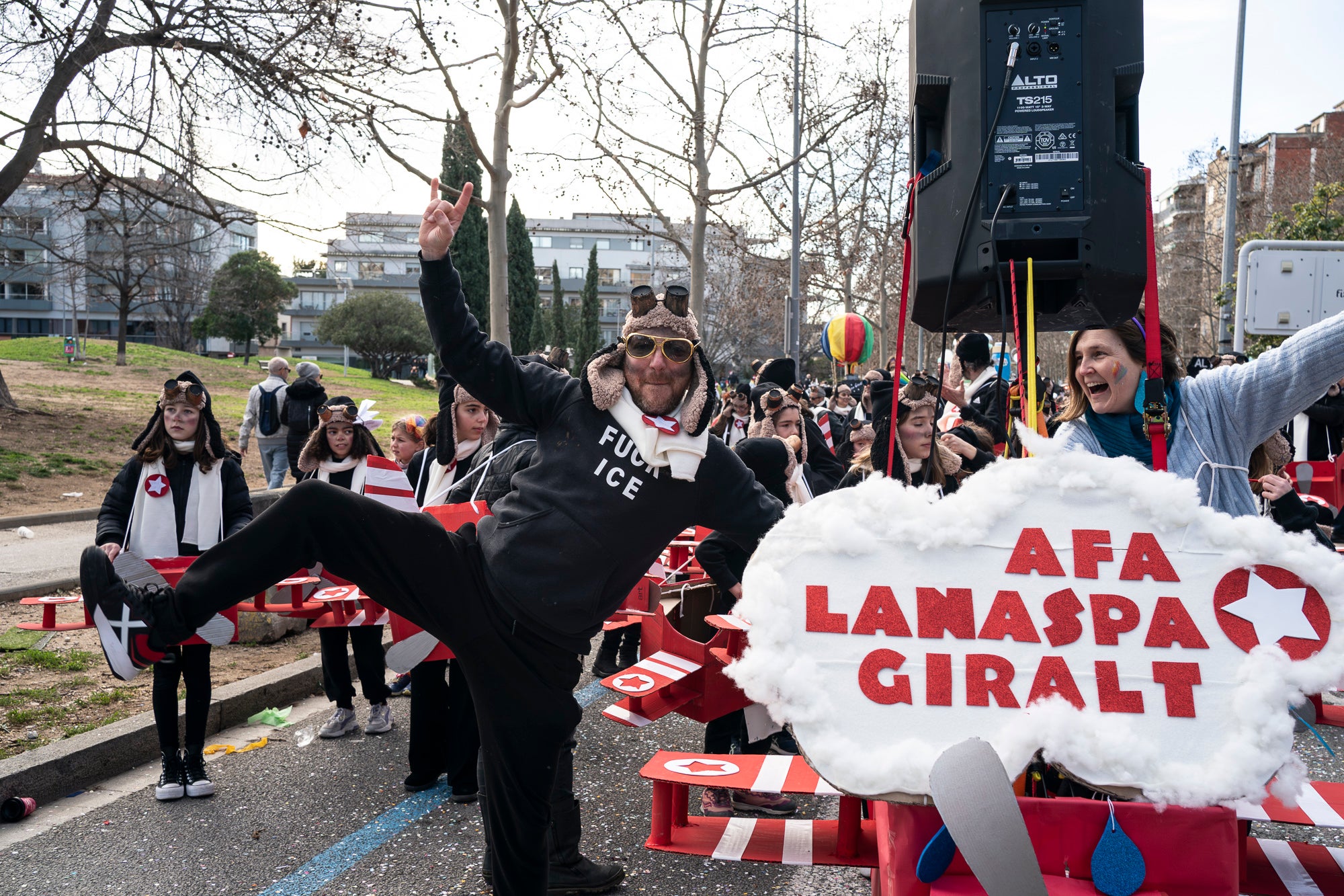 Després de la gran rua de dissabte al vespre, torn aquest diumenge al matí per a la rua infantil del Carnestoltes 2026 de Terrassa, encapçalada per la reina i el rei d'enguany, Tifa-Rola i Tifa-Nal, i el grup Groc Cridaner. Una vintena de comparses d'escoles de la ciutat han participat en aquesta desfilada matinal per la Rambla d'Ègara, que ha passat pel Raval de Montserrat i ha acabat a la plaça Vella. En aquesta ocasió, els més menuts eren els protagonistes amb coreografies acompanyades de pares i professors. La festa ha finalitzat a la plaça Nova, amb música, premis i el pregó a càrrec de totes les comparses | Mireia Comas