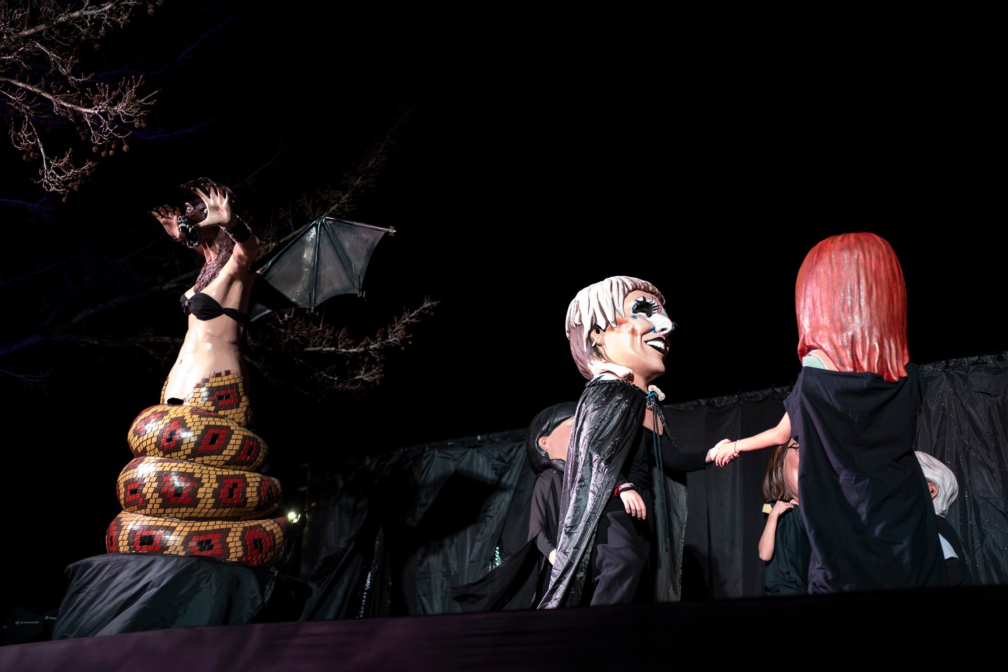 Aquest dimecres, dia 18 de febrer, ha tingut lloc l’acte que posa punt i final a la celebració del Carnestoltes a Terrassa. Cap a les vuit del vespre s’ha iniciat la Rua Mortuòria, amb els taüts del rei i la reina, que els ha conduït fins al Parc de Vallparadís. Un cop allà, s’ha fet l’enterrament de la sardina amb la col·laboració de diversos grups de cultura popular de la ciutat amb un sorprenent espectacle teatral i de foc.