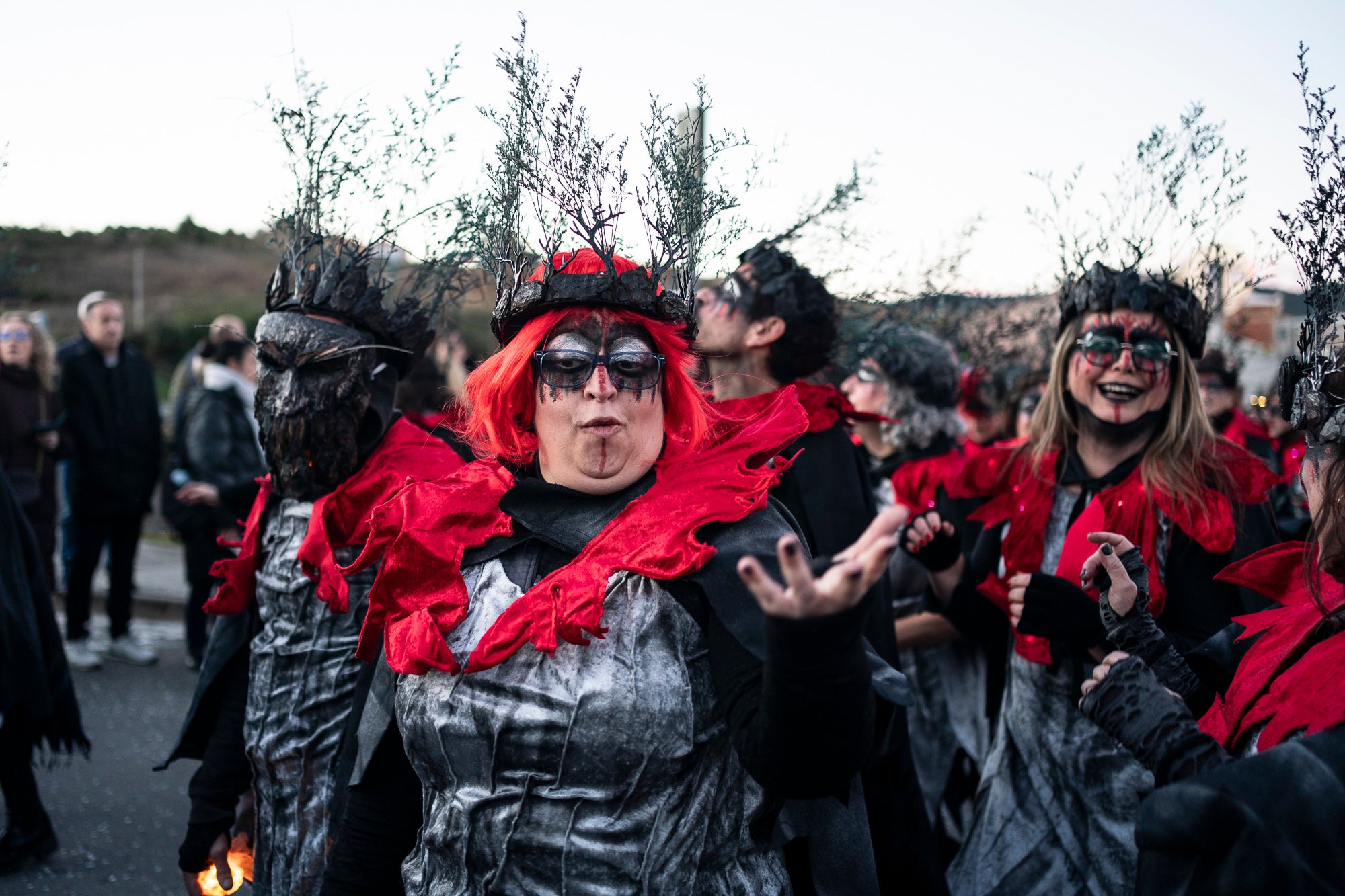 Els carrers de Terrassa s'han disfressat aquest dissabte al vespre per a una rua de Carnestoltes 2026 multitudinària, partint de la plaça de les Magnòlies, en què hi han participat 25 carrosses amb 2.189 persones. Ha obert la comparsa 'Groc cridaner', guanyadora de la desfilada l'any passat, on figuraven la reina i el rei d'enguany, Tifarola i Tifanal. Al cap d'unes hores, rebien les claus de la ciutat durant aquests dies de disbauxa des del balcó de l'Ajuntament, al Raval. Allà, hi han pronunciat un pregó combatiu les membres de lila del Casal de la Dona, en què han reivindicat 'cossos lliures' i una festa 'feminista, irreverent i republicana'. | Mireia Comas