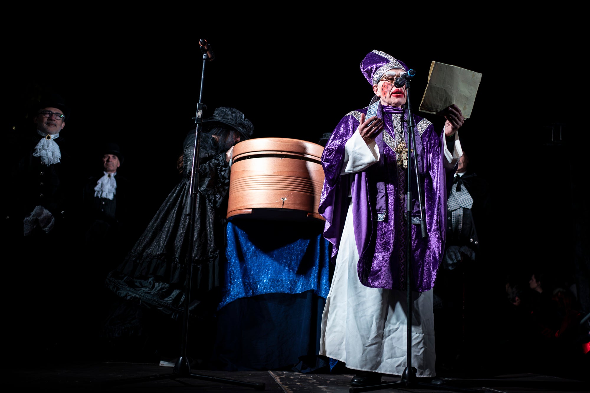 Aquest dimecres, dia 18 de febrer, ha tingut lloc l’acte que posa punt i final a la celebració del Carnestoltes a Terrassa. Cap a les vuit del vespre s’ha iniciat la Rua Mortuòria, amb els taüts del rei i la reina, que els ha conduït fins al Parc de Vallparadís. Un cop allà, s’ha fet l’enterrament de la sardina amb la col·laboració de diversos grups de cultura popular de la ciutat amb un sorprenent espectacle teatral i de foc.