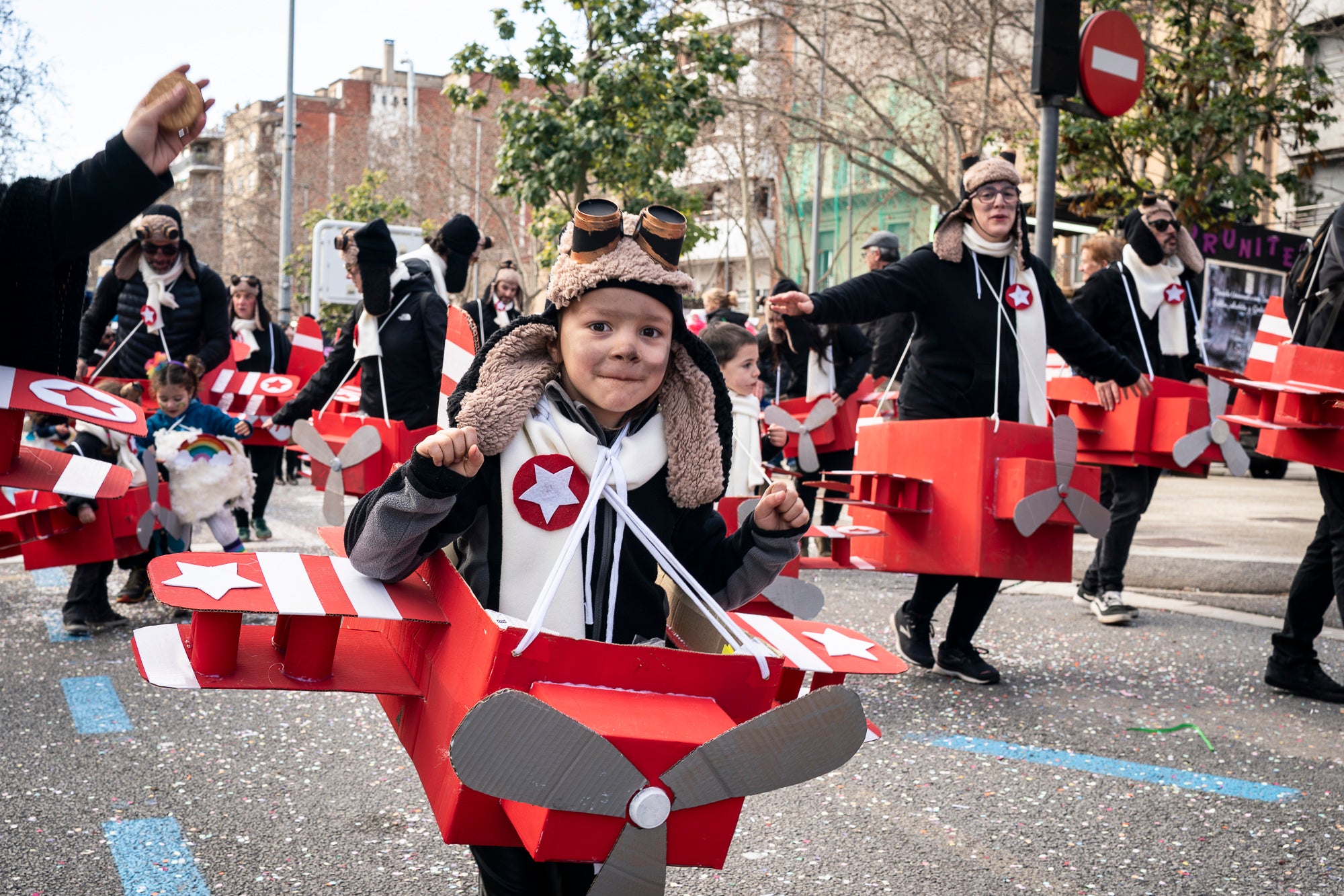 Després de la gran rua de dissabte al vespre, torn aquest diumenge al matí per a la rua infantil del Carnestoltes 2026 de Terrassa, encapçalada per la reina i el rei d'enguany, Tifa-Rola i Tifa-Nal, i el grup Groc Cridaner. Una vintena de comparses d'escoles de la ciutat han participat en aquesta desfilada matinal per la Rambla d'Ègara, que ha passat pel Raval de Montserrat i ha acabat a la plaça Vella. En aquesta ocasió, els més menuts eren els protagonistes amb coreografies acompanyades de pares i professors. La festa ha finalitzat a la plaça Nova, amb música, premis i el pregó a càrrec de totes les comparses | Mireia Comas