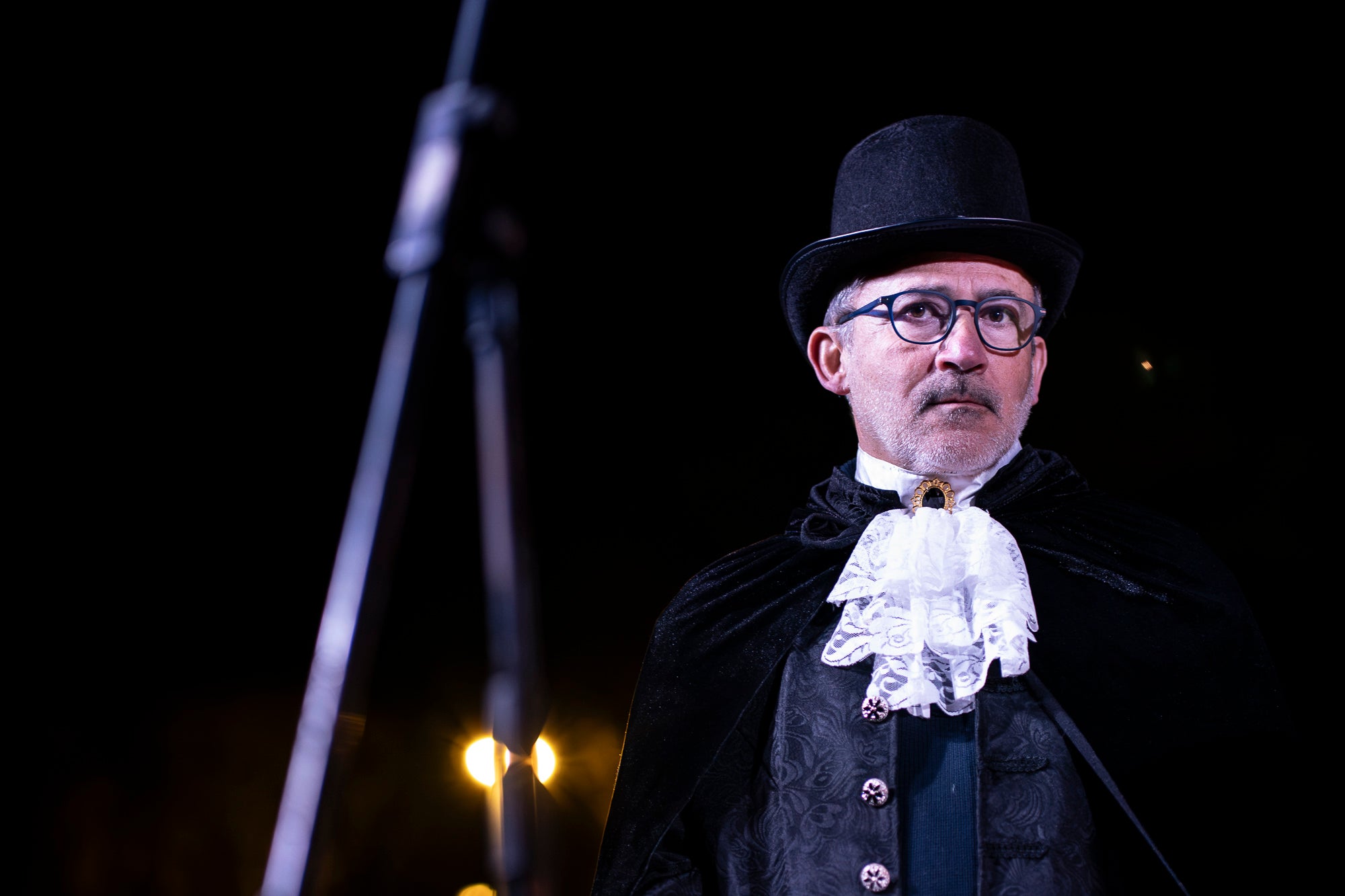 Aquest dimecres, dia 18 de febrer, ha tingut lloc l’acte que posa punt i final a la celebració del Carnestoltes a Terrassa. Cap a les vuit del vespre s’ha iniciat la Rua Mortuòria, amb els taüts del rei i la reina, que els ha conduït fins al Parc de Vallparadís. Un cop allà, s’ha fet l’enterrament de la sardina amb la col·laboració de diversos grups de cultura popular de la ciutat amb un sorprenent espectacle teatral i de foc.