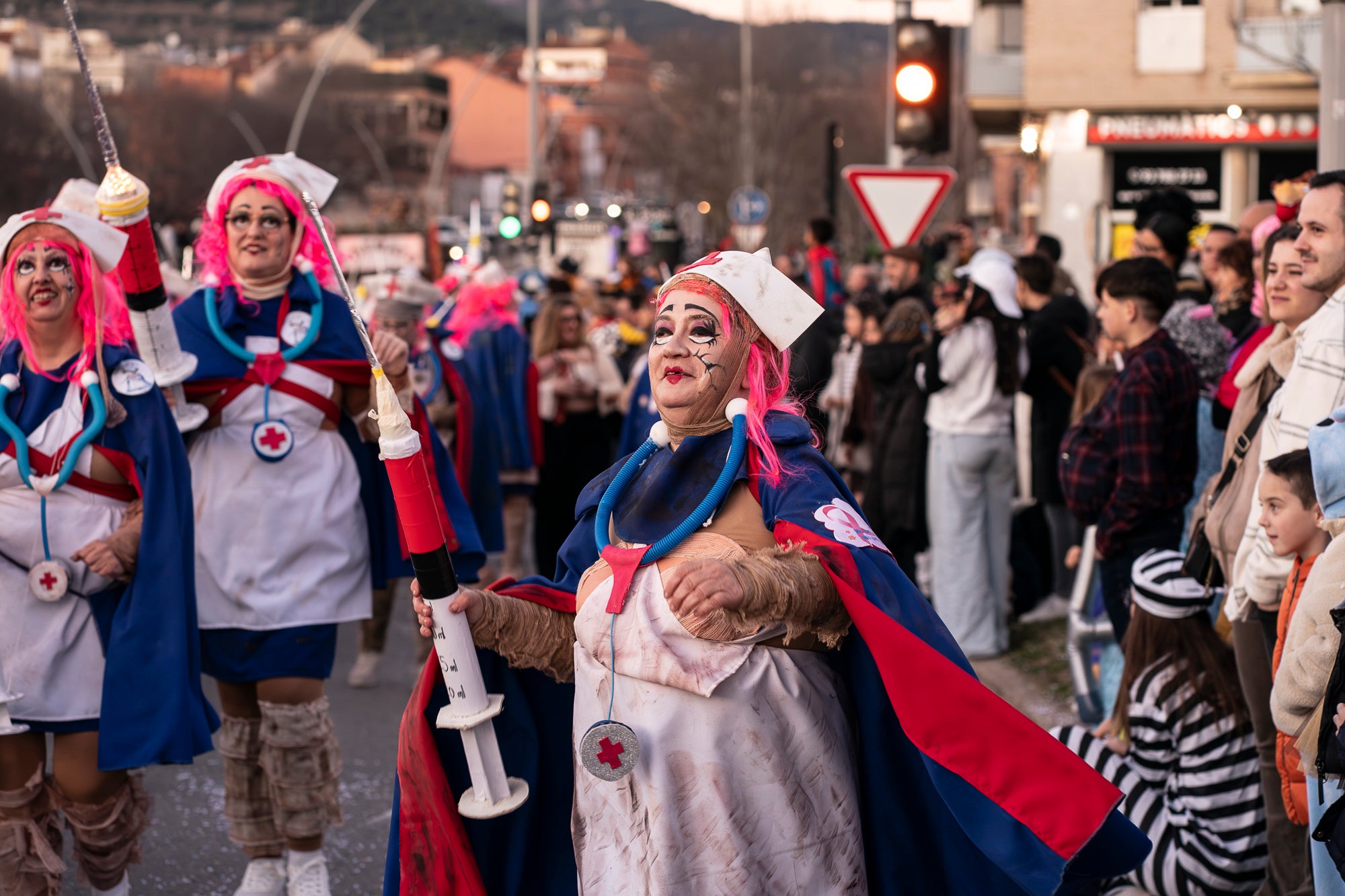 Els carrers de Terrassa s'han disfressat aquest dissabte al vespre per a una rua de Carnestoltes 2026 multitudinària, partint de la plaça de les Magnòlies, en què hi han participat 25 carrosses amb 2.189 persones. Ha obert la comparsa 'Groc cridaner', guanyadora de la desfilada l'any passat, on figuraven la reina i el rei d'enguany, Tifarola i Tifanal. Al cap d'unes hores, rebien les claus de la ciutat durant aquests dies de disbauxa des del balcó de l'Ajuntament, al Raval. Allà, hi han pronunciat un pregó combatiu les membres de lila del Casal de la Dona, en què han reivindicat 'cossos lliures' i una festa 'feminista, irreverent i republicana'. | Mireia Comas