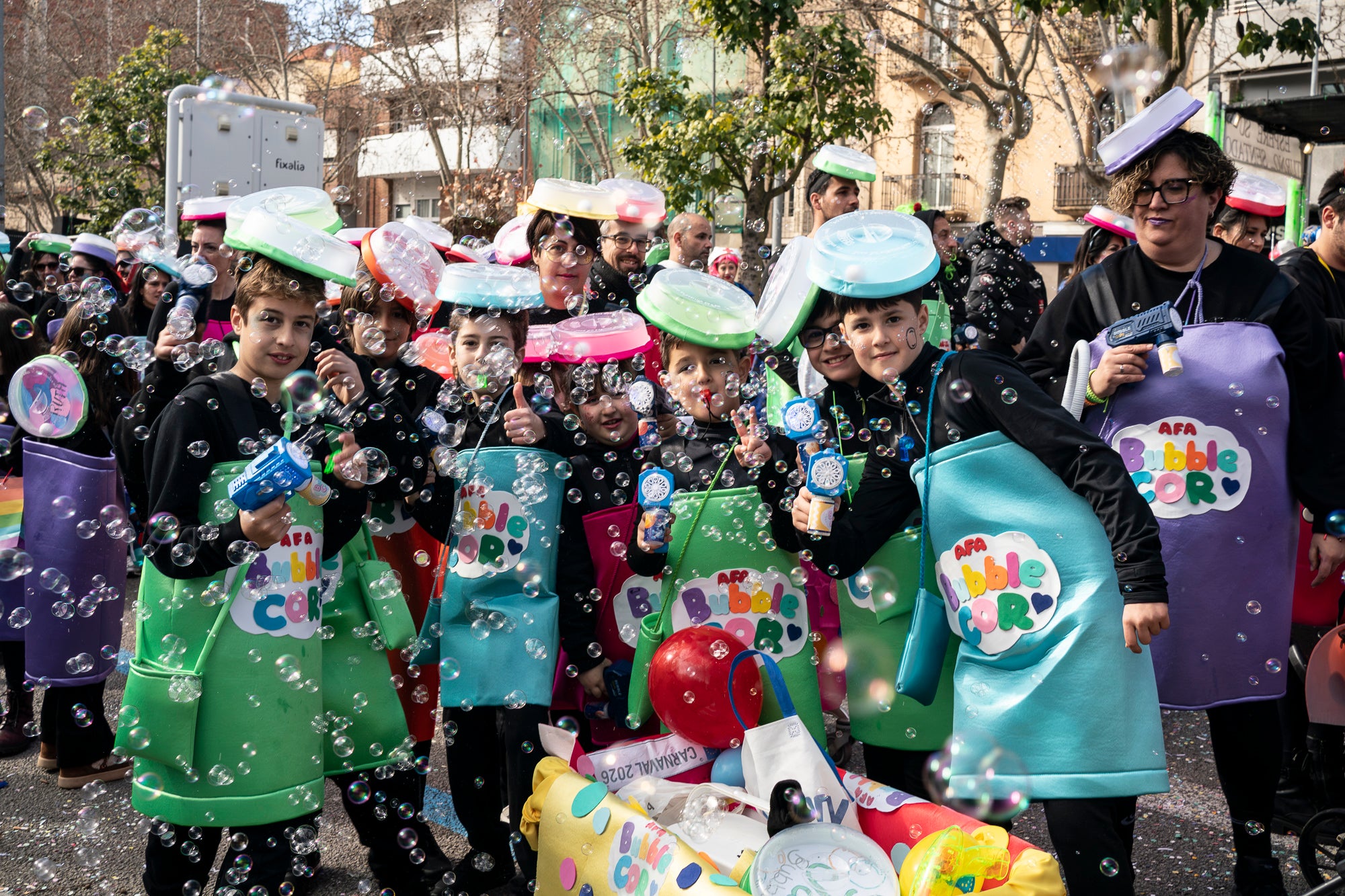 Després de la gran rua de dissabte al vespre, torn aquest diumenge al matí per a la rua infantil del Carnestoltes 2026 de Terrassa, encapçalada per la reina i el rei d'enguany, Tifa-Rola i Tifa-Nal, i el grup Groc Cridaner. Una vintena de comparses d'escoles de la ciutat han participat en aquesta desfilada matinal per la Rambla d'Ègara, que ha passat pel Raval de Montserrat i ha acabat a la plaça Vella. En aquesta ocasió, els més menuts eren els protagonistes amb coreografies acompanyades de pares i professors. La festa ha finalitzat a la plaça Nova, amb música, premis i el pregó a càrrec de totes les comparses | Mireia Comas