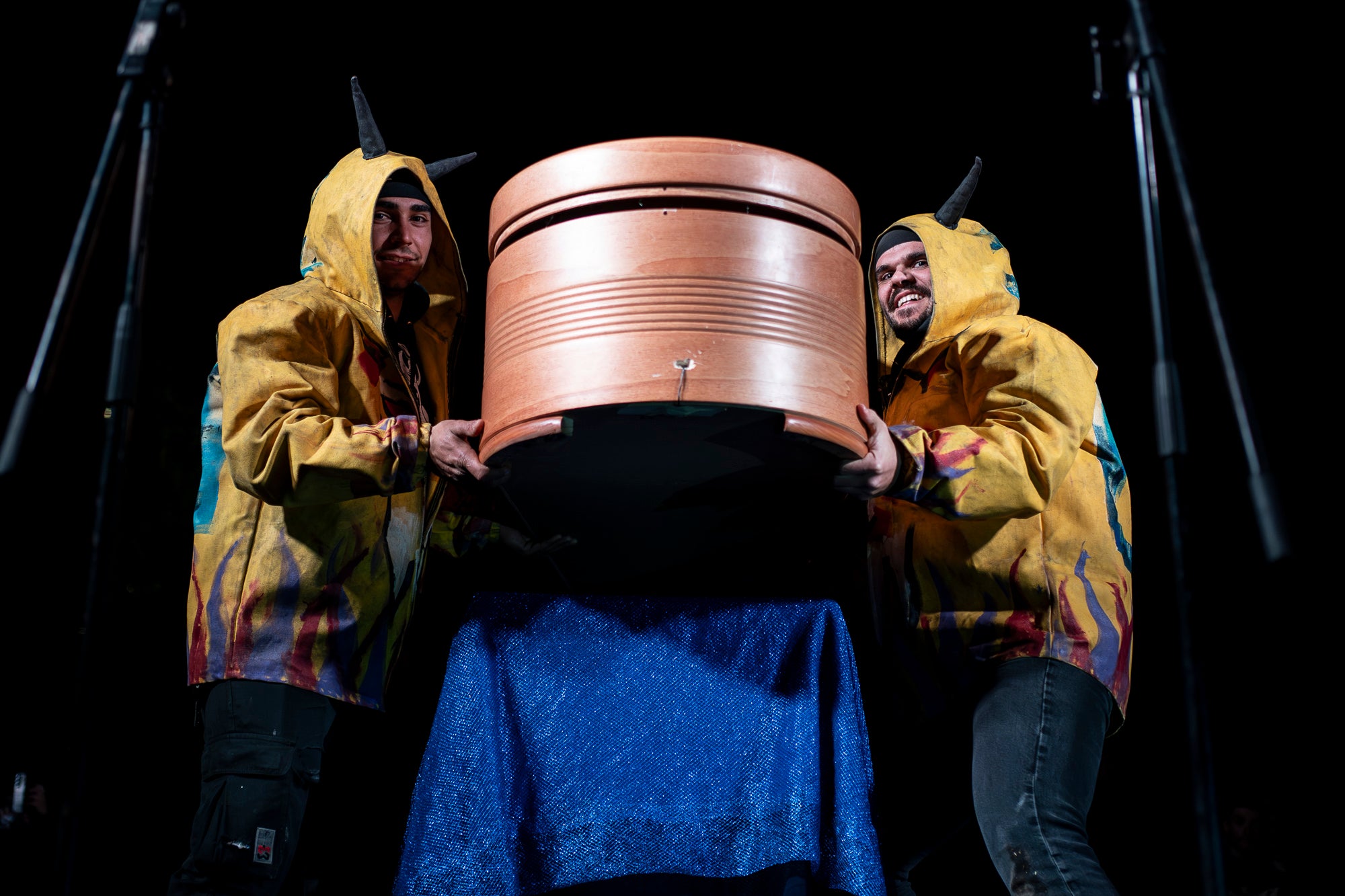 Aquest dimecres, dia 18 de febrer, ha tingut lloc l’acte que posa punt i final a la celebració del Carnestoltes a Terrassa. Cap a les vuit del vespre s’ha iniciat la Rua Mortuòria, amb els taüts del rei i la reina, que els ha conduït fins al Parc de Vallparadís. Un cop allà, s’ha fet l’enterrament de la sardina amb la col·laboració de diversos grups de cultura popular de la ciutat amb un sorprenent espectacle teatral i de foc.