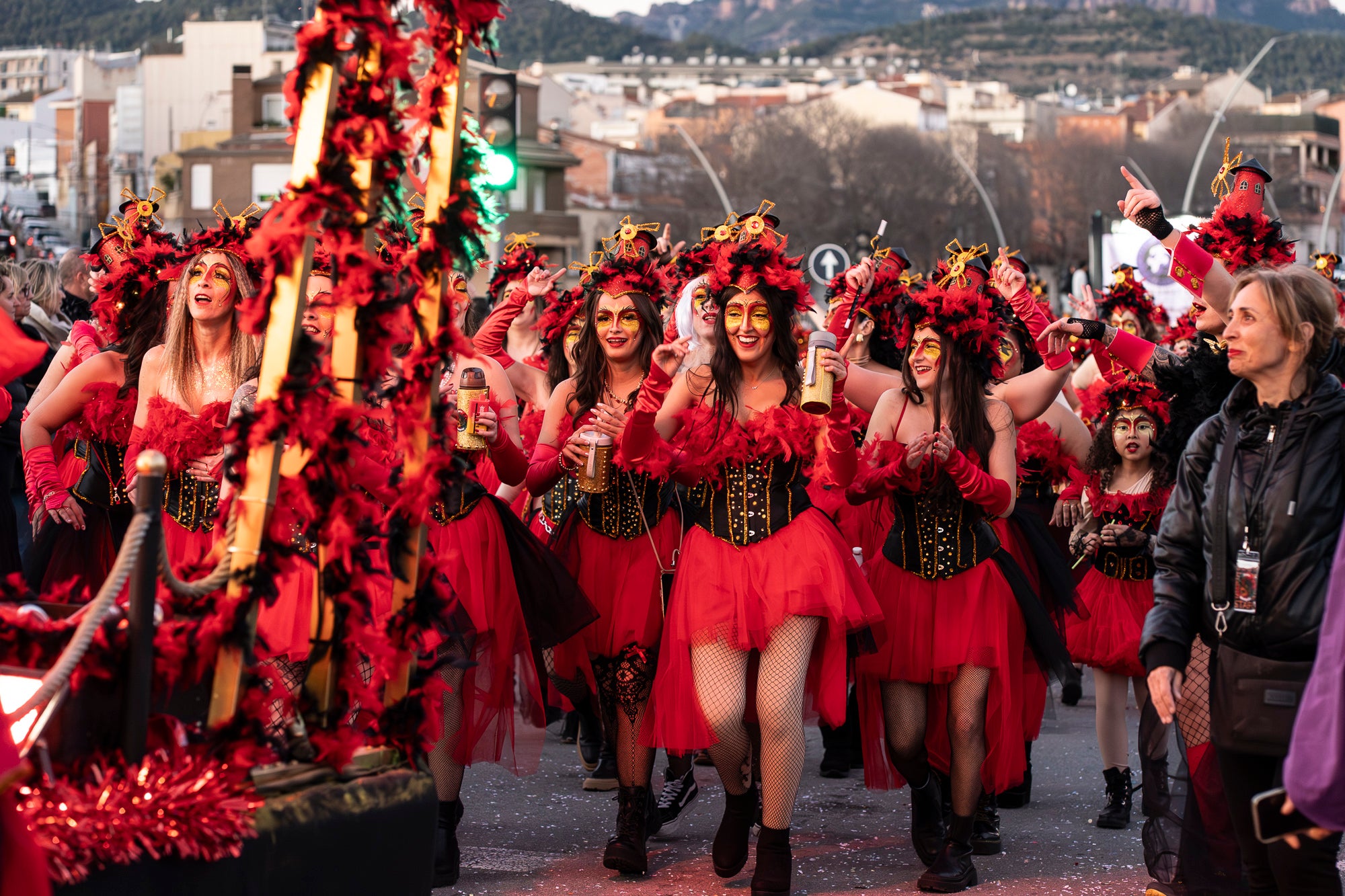 Els carrers de Terrassa s'han disfressat aquest dissabte al vespre per a una rua de Carnestoltes 2026 multitudinària, partint de la plaça de les Magnòlies, en què hi han participat 25 carrosses amb 2.189 persones. Ha obert la comparsa 'Groc cridaner', guanyadora de la desfilada l'any passat, on figuraven la reina i el rei d'enguany, Tifarola i Tifanal. Al cap d'unes hores, rebien les claus de la ciutat durant aquests dies de disbauxa des del balcó de l'Ajuntament, al Raval. Allà, hi han pronunciat un pregó combatiu les membres de lila del Casal de la Dona, en què han reivindicat 'cossos lliures' i una festa 'feminista, irreverent i republicana'. | Mireia Comas