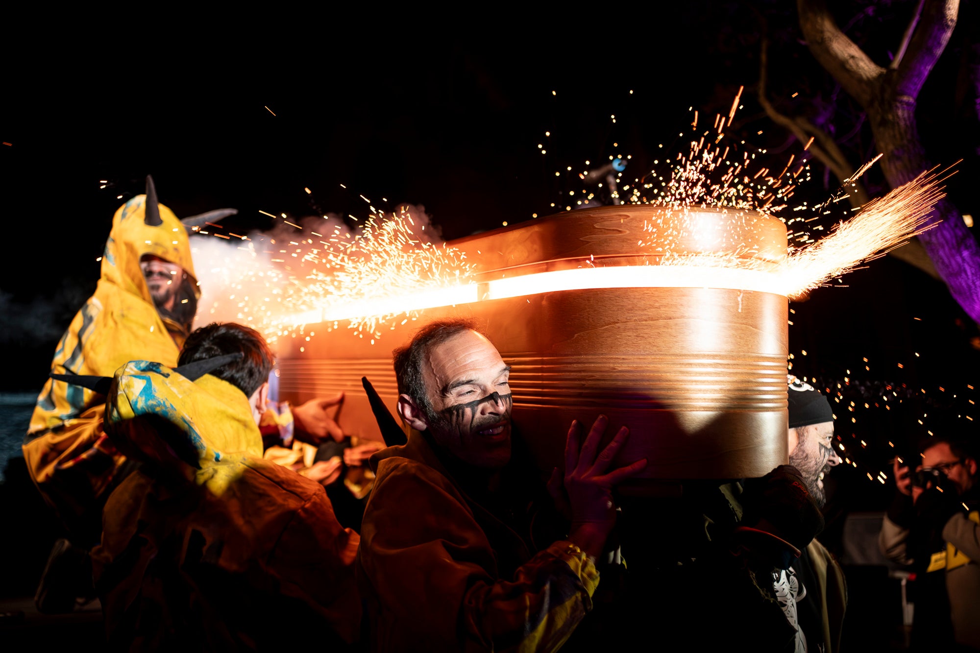Aquest dimecres, dia 18 de febrer, ha tingut lloc l’acte que posa punt i final a la celebració del Carnestoltes a Terrassa. Cap a les vuit del vespre s’ha iniciat la Rua Mortuòria, amb els taüts del rei i la reina, que els ha conduït fins al Parc de Vallparadís. Un cop allà, s’ha fet l’enterrament de la sardina amb la col·laboració de diversos grups de cultura popular de la ciutat amb un sorprenent espectacle teatral i de foc.