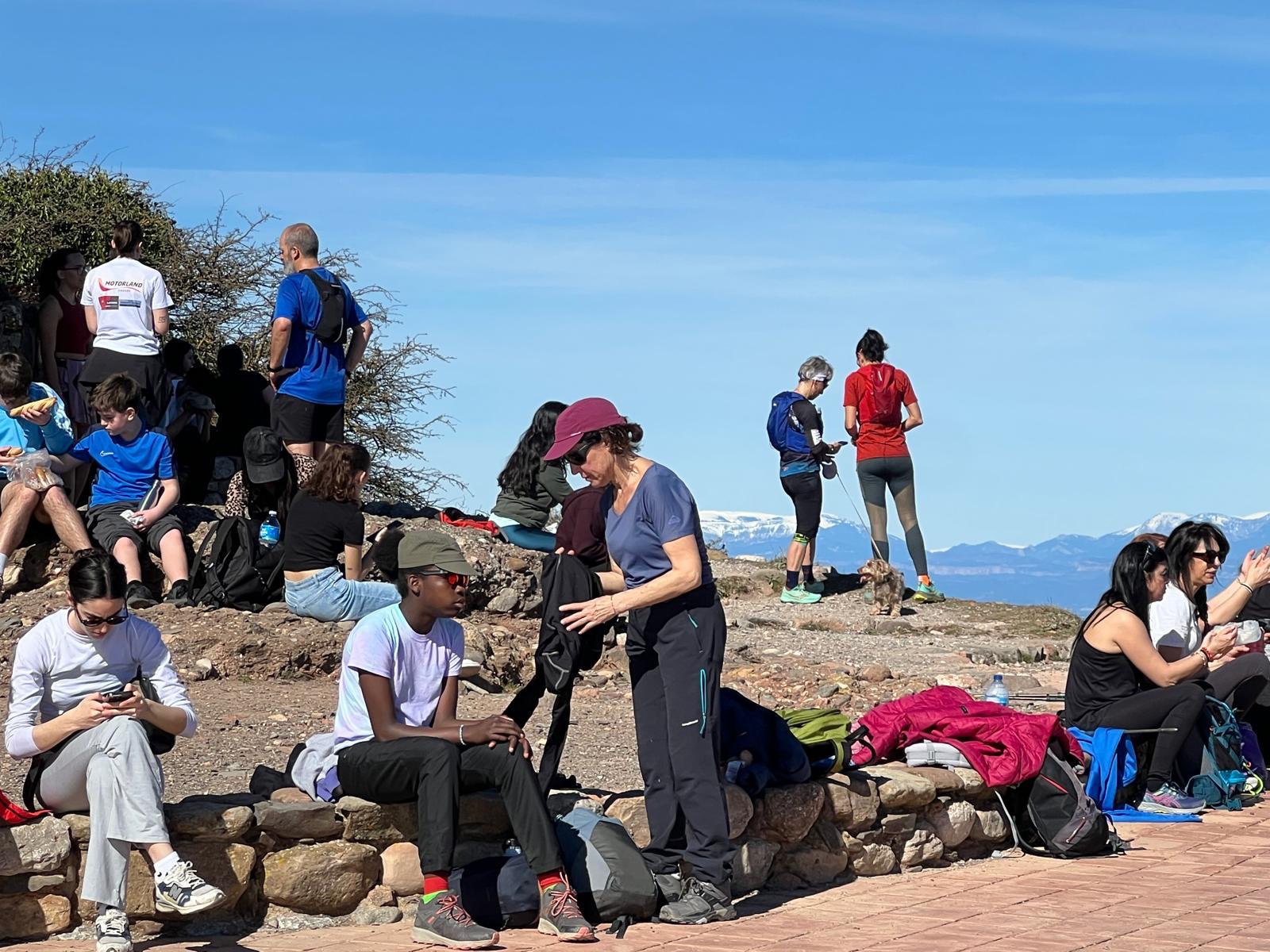 Després de molts caps de setmana de pluja i vent, aquest diumenge, dia 22 de febrer, el cel ens ha donat una treva i hem pogut gaudir d’un dia majestuós. Tot i trobar-nos a finals de febrer, la temperatura era d’allò més primaveral, i això ha fet que moltíssima gent s’animés a pujar fins a dalt del cim de La Mola. L’esplanada s’ha omplert d’excursionistes que han aprofitat per estirar les cames amb la família i amics, i gaudir de les esplèndides vistes des d’aquest mirador vallesà.