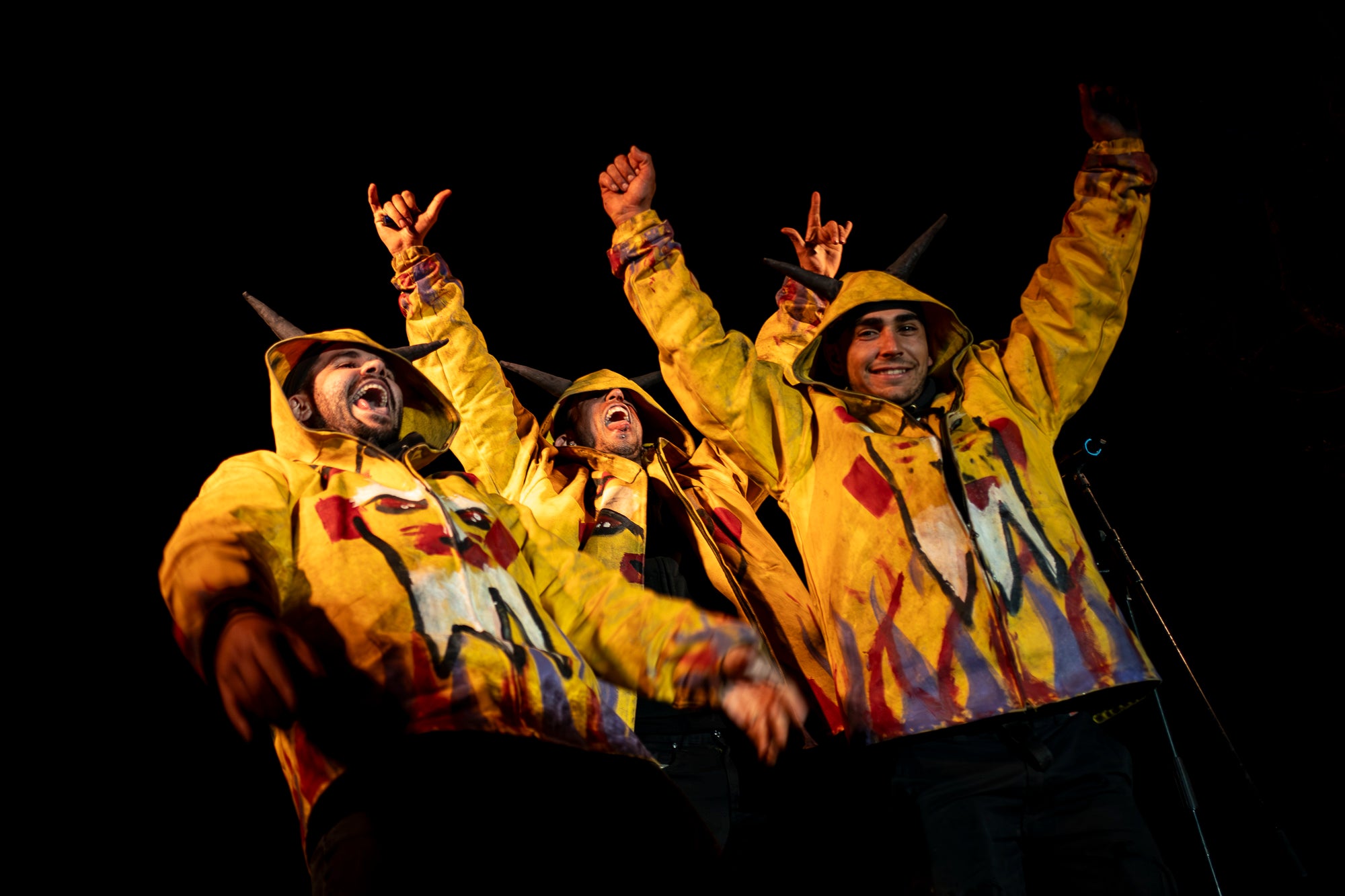 Aquest dimecres, dia 18 de febrer, ha tingut lloc l’acte que posa punt i final a la celebració del Carnestoltes a Terrassa. Cap a les vuit del vespre s’ha iniciat la Rua Mortuòria, amb els taüts del rei i la reina, que els ha conduït fins al Parc de Vallparadís. Un cop allà, s’ha fet l’enterrament de la sardina amb la col·laboració de diversos grups de cultura popular de la ciutat amb un sorprenent espectacle teatral i de foc.