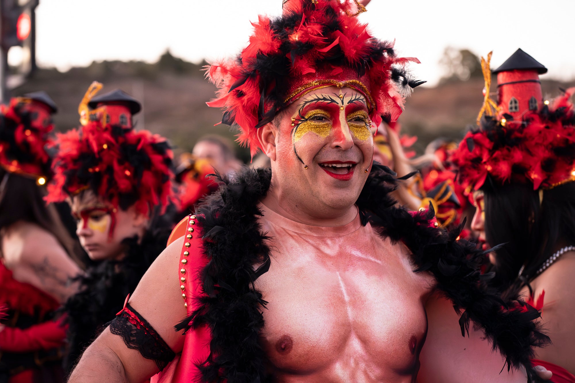 Els carrers de Terrassa s'han disfressat aquest dissabte al vespre per a una rua de Carnestoltes 2026 multitudinària, partint de la plaça de les Magnòlies, en què hi han participat 25 carrosses amb 2.189 persones. Ha obert la comparsa 'Groc cridaner', guanyadora de la desfilada l'any passat, on figuraven la reina i el rei d'enguany, Tifarola i Tifanal. Al cap d'unes hores, rebien les claus de la ciutat durant aquests dies de disbauxa des del balcó de l'Ajuntament, al Raval. Allà, hi han pronunciat un pregó combatiu les membres de lila del Casal de la Dona, en què han reivindicat 'cossos lliures' i una festa 'feminista, irreverent i republicana'. | Mireia Comas
