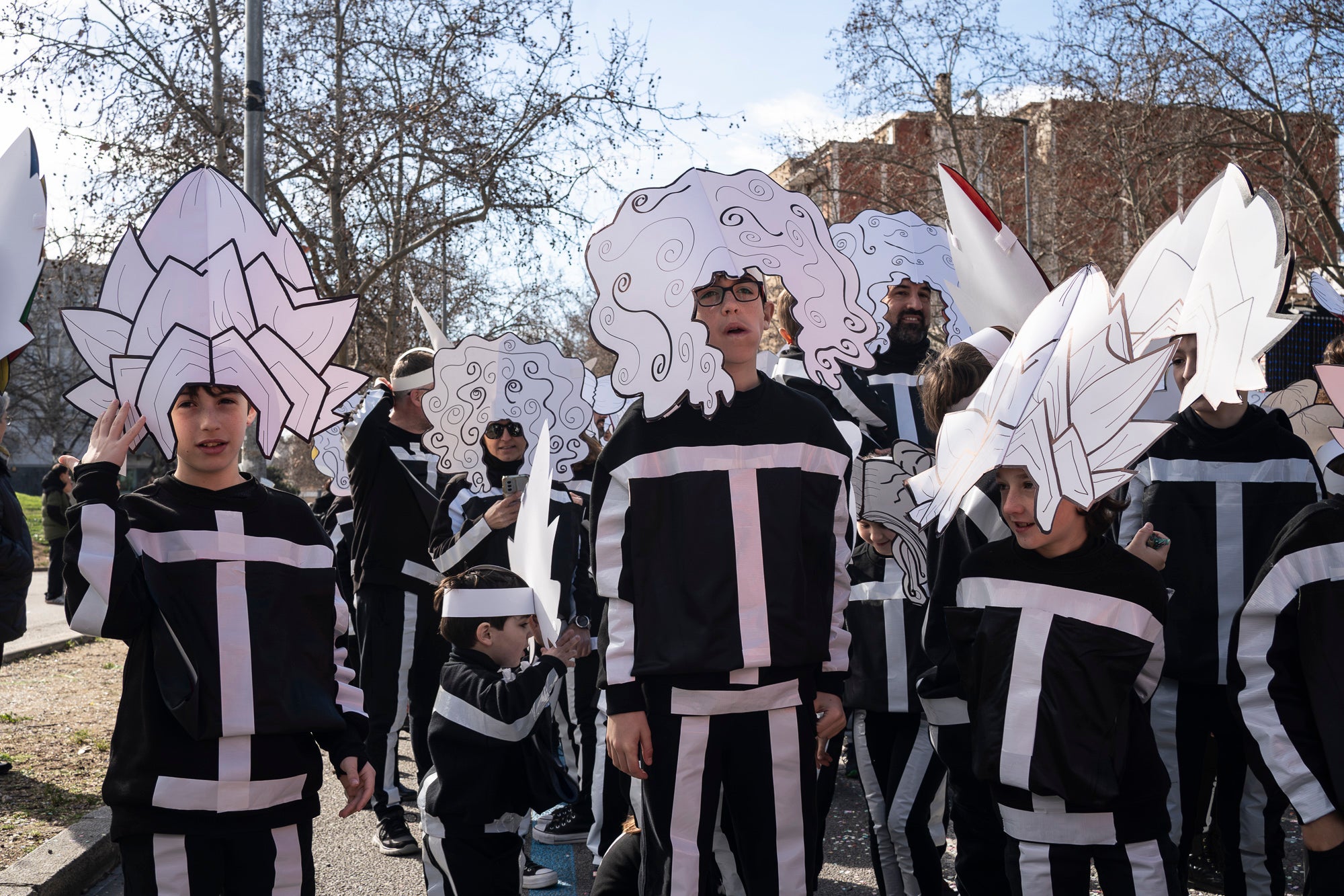 Després de la gran rua de dissabte al vespre, torn aquest diumenge al matí per a la rua infantil del Carnestoltes 2026 de Terrassa, encapçalada per la reina i el rei d'enguany, Tifa-Rola i Tifa-Nal, i el grup Groc Cridaner. Una vintena de comparses d'escoles de la ciutat han participat en aquesta desfilada matinal per la Rambla d'Ègara, que ha passat pel Raval de Montserrat i ha acabat a la plaça Vella. En aquesta ocasió, els més menuts eren els protagonistes amb coreografies acompanyades de pares i professors. La festa ha finalitzat a la plaça Nova, amb música, premis i el pregó a càrrec de totes les comparses | Mireia Comas