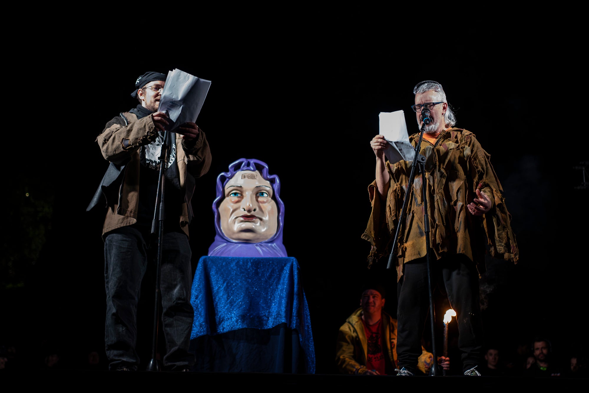 Aquest dimecres, dia 18 de febrer, ha tingut lloc l’acte que posa punt i final a la celebració del Carnestoltes a Terrassa. Cap a les vuit del vespre s’ha iniciat la Rua Mortuòria, amb els taüts del rei i la reina, que els ha conduït fins al Parc de Vallparadís. Un cop allà, s’ha fet l’enterrament de la sardina amb la col·laboració de diversos grups de cultura popular de la ciutat amb un sorprenent espectacle teatral i de foc.