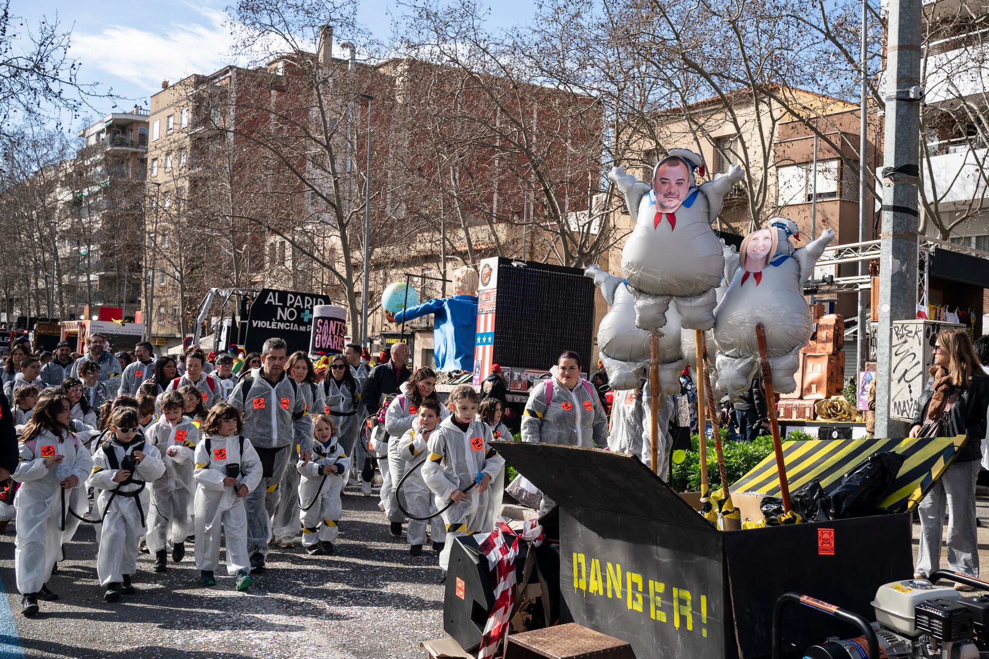 Després de la gran rua de dissabte al vespre, torn aquest diumenge al matí per a la rua infantil del Carnestoltes 2026 de Terrassa, encapçalada per la reina i el rei d'enguany, Tifa-Rola i Tifa-Nal, i el grup Groc Cridaner. Una vintena de comparses d'escoles de la ciutat han participat en aquesta desfilada matinal per la Rambla d'Ègara, que ha passat pel Raval de Montserrat i ha acabat a la plaça Vella. En aquesta ocasió, els més menuts eren els protagonistes amb coreografies acompanyades de pares i professors. La festa ha finalitzat a la plaça Nova, amb música, premis i el pregó a càrrec de totes les comparses | Mireia Comas