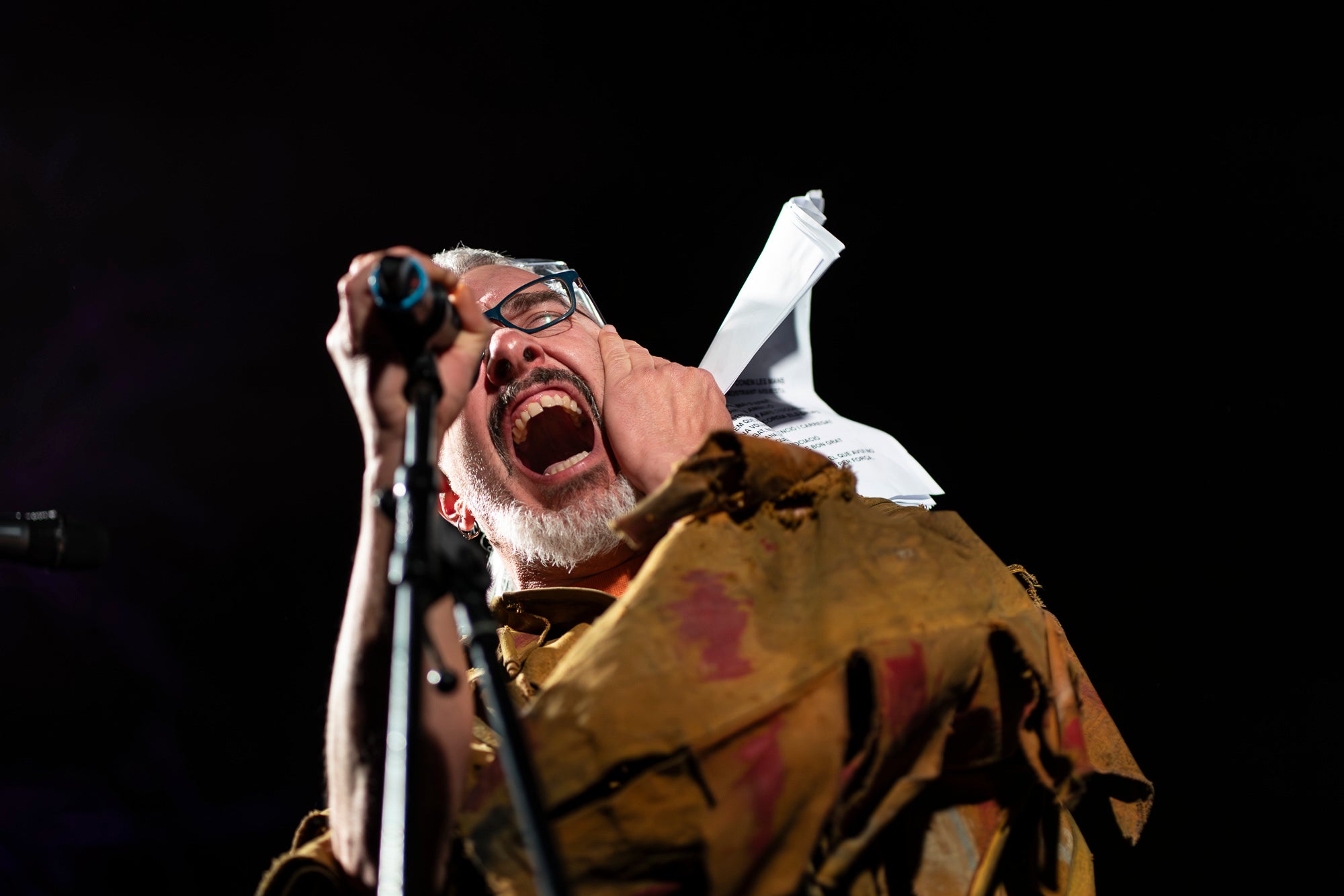 Aquest dimecres, dia 18 de febrer, ha tingut lloc l’acte que posa punt i final a la celebració del Carnestoltes a Terrassa. Cap a les vuit del vespre s’ha iniciat la Rua Mortuòria, amb els taüts del rei i la reina, que els ha conduït fins al Parc de Vallparadís. Un cop allà, s’ha fet l’enterrament de la sardina amb la col·laboració de diversos grups de cultura popular de la ciutat amb un sorprenent espectacle teatral i de foc.