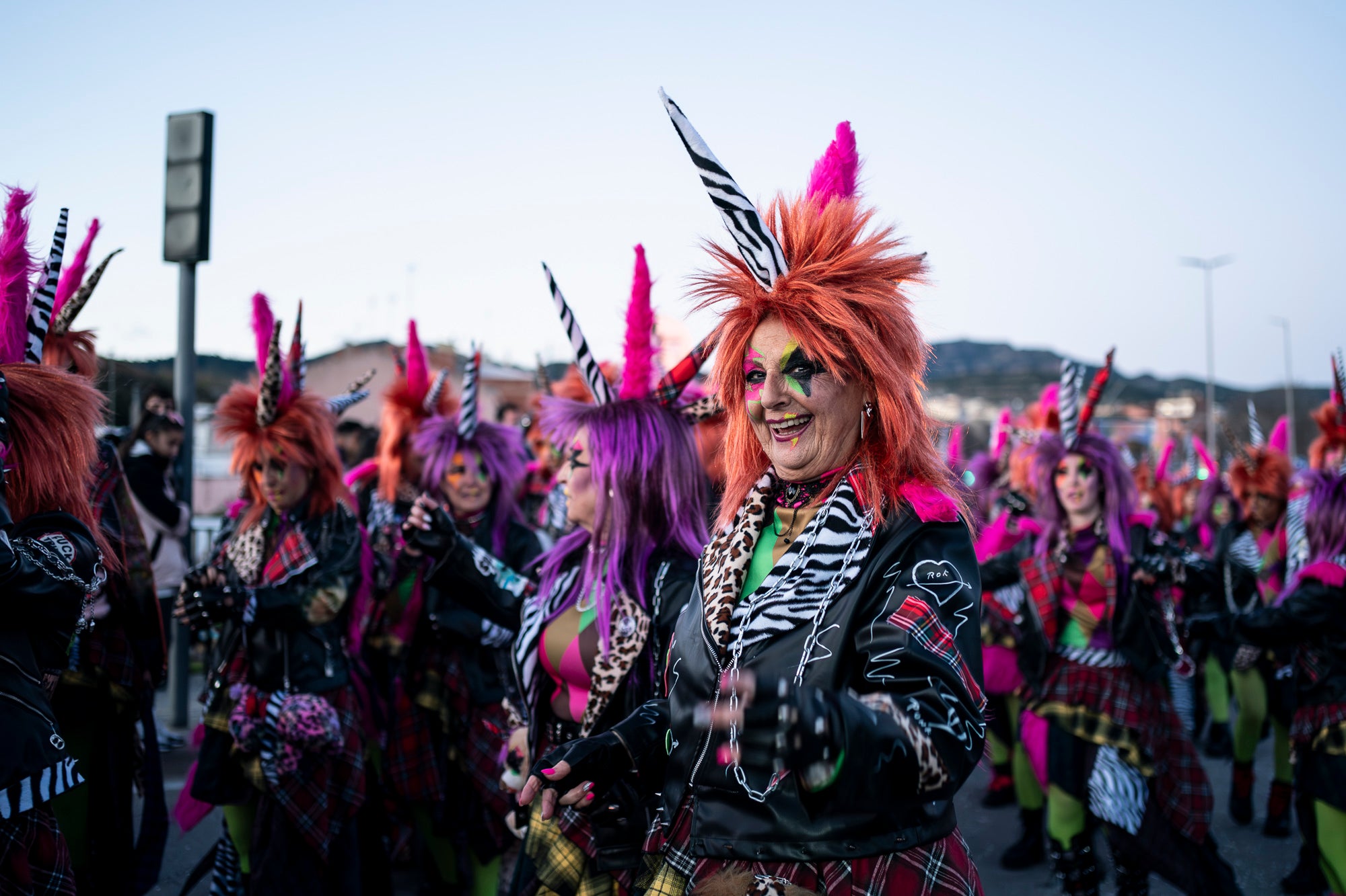 Els carrers de Terrassa s'han disfressat aquest dissabte al vespre per a una rua de Carnestoltes 2026 multitudinària, partint de la plaça de les Magnòlies, en què hi han participat 25 carrosses amb 2.189 persones. Ha obert la comparsa 'Groc cridaner', guanyadora de la desfilada l'any passat, on figuraven la reina i el rei d'enguany, Tifarola i Tifanal. Al cap d'unes hores, rebien les claus de la ciutat durant aquests dies de disbauxa des del balcó de l'Ajuntament, al Raval. Allà, hi han pronunciat un pregó combatiu les membres de lila del Casal de la Dona, en què han reivindicat 'cossos lliures' i una festa 'feminista, irreverent i republicana'. | Mireia Comas