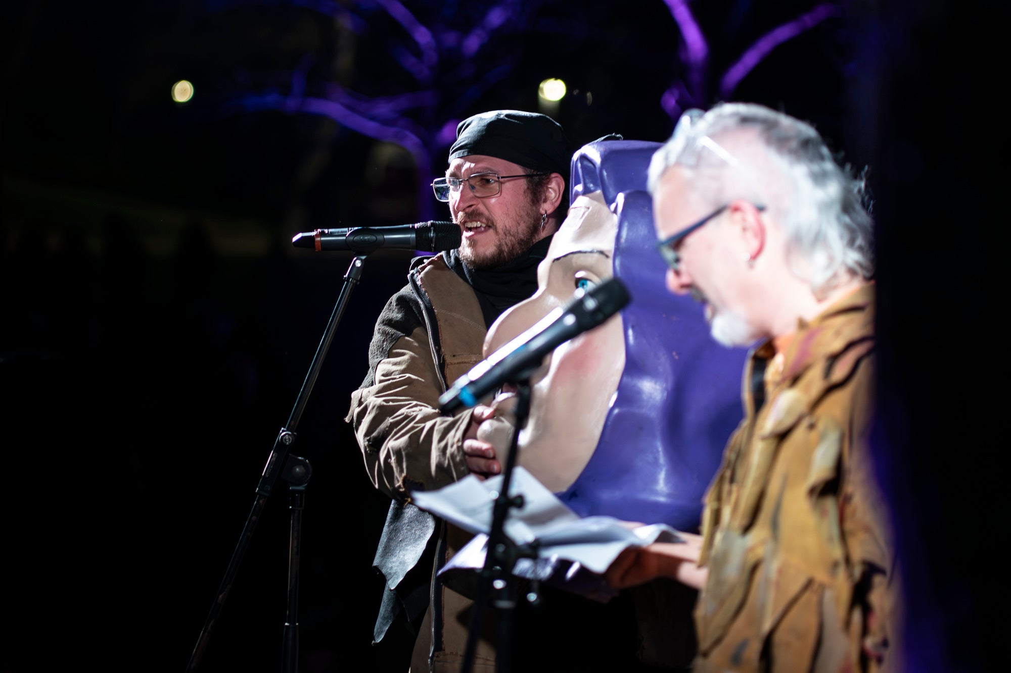 Aquest dimecres, dia 18 de febrer, ha tingut lloc l’acte que posa punt i final a la celebració del Carnestoltes a Terrassa. Cap a les vuit del vespre s’ha iniciat la Rua Mortuòria, amb els taüts del rei i la reina, que els ha conduït fins al Parc de Vallparadís. Un cop allà, s’ha fet l’enterrament de la sardina amb la col·laboració de diversos grups de cultura popular de la ciutat amb un sorprenent espectacle teatral i de foc.