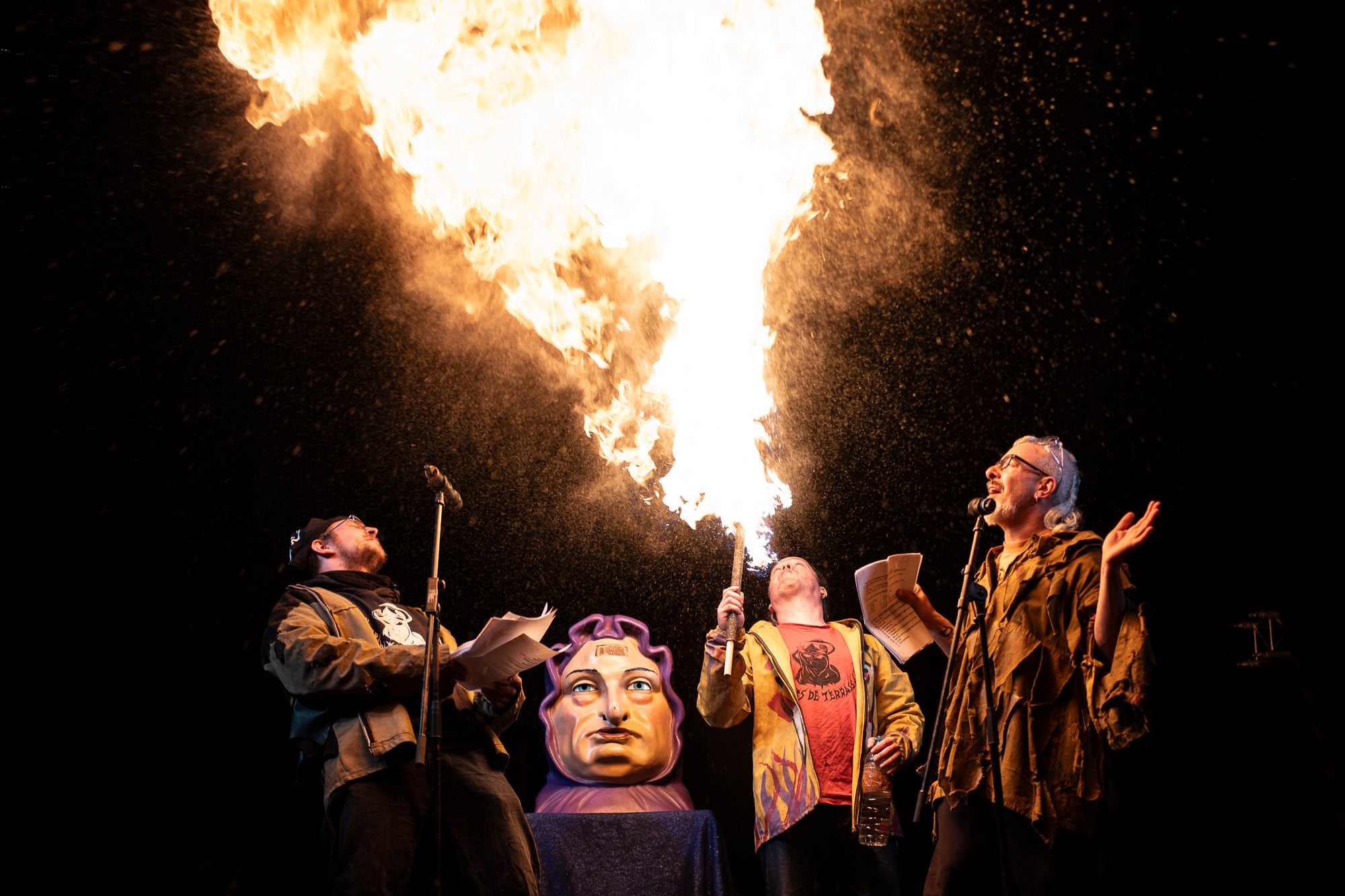 Aquest dimecres, dia 18 de febrer, ha tingut lloc l’acte que posa punt i final a la celebració del Carnestoltes a Terrassa. Cap a les vuit del vespre s’ha iniciat la Rua Mortuòria, amb els taüts del rei i la reina, que els ha conduït fins al Parc de Vallparadís. Un cop allà, s’ha fet l’enterrament de la sardina amb la col·laboració de diversos grups de cultura popular de la ciutat amb un sorprenent espectacle teatral i de foc.