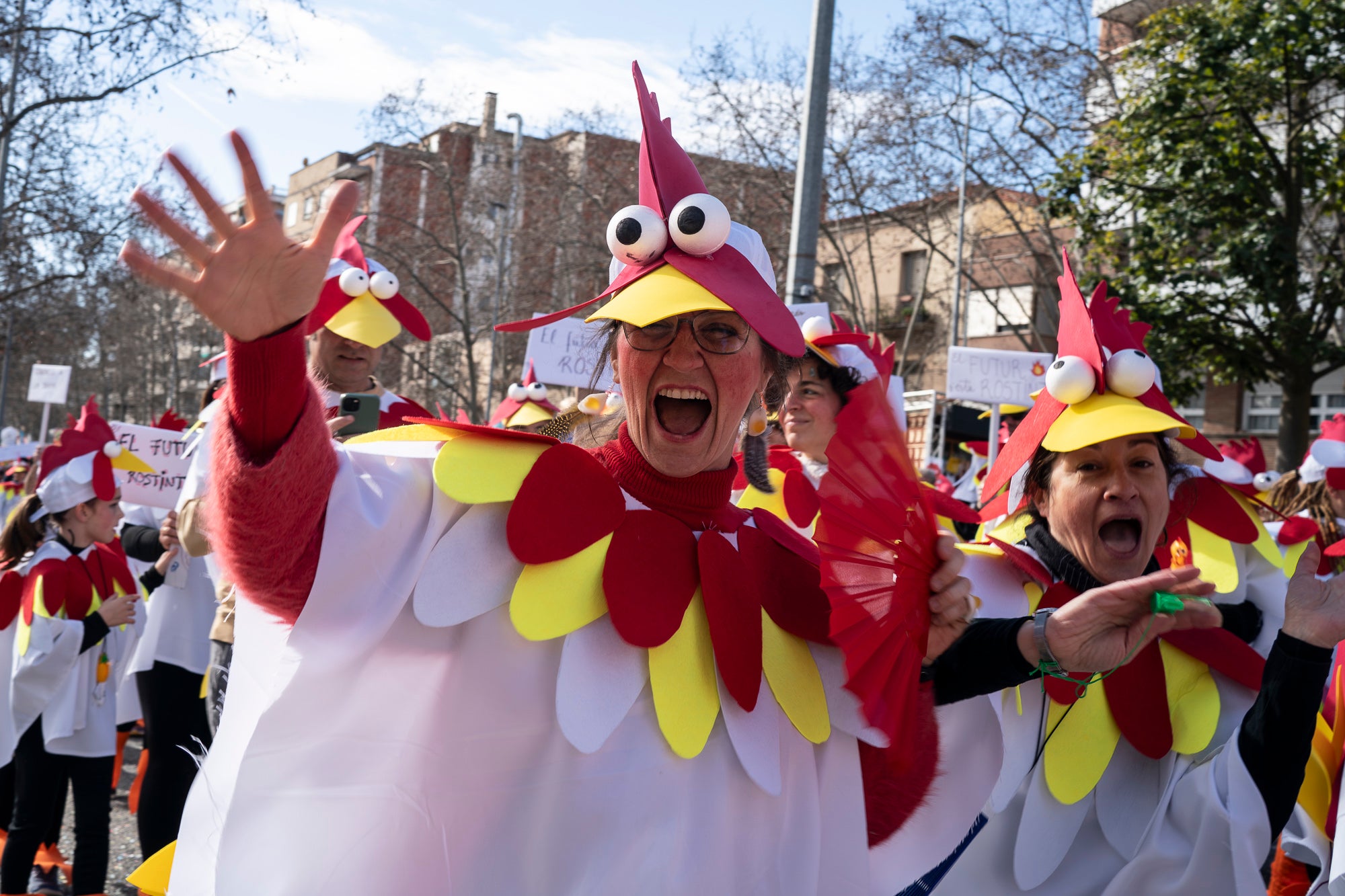 Després de la gran rua de dissabte al vespre, torn aquest diumenge al matí per a la rua infantil del Carnestoltes 2026 de Terrassa, encapçalada per la reina i el rei d'enguany, Tifa-Rola i Tifa-Nal, i el grup Groc Cridaner. Una vintena de comparses d'escoles de la ciutat han participat en aquesta desfilada matinal per la Rambla d'Ègara, que ha passat pel Raval de Montserrat i ha acabat a la plaça Vella. En aquesta ocasió, els més menuts eren els protagonistes amb coreografies acompanyades de pares i professors. La festa ha finalitzat a la plaça Nova, amb música, premis i el pregó a càrrec de totes les comparses | Mireia Comas
