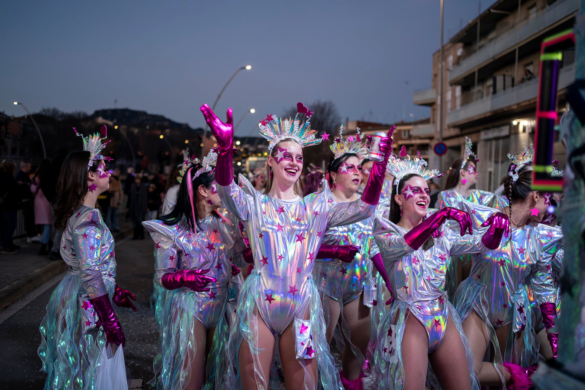Els carrers de Terrassa s'han disfressat aquest dissabte al vespre per a una rua de Carnestoltes 2026 multitudinària, partint de la plaça de les Magnòlies, en què hi han participat 25 carrosses amb 2.189 persones. Ha obert la comparsa 'Groc cridaner', guanyadora de la desfilada l'any passat, on figuraven la reina i el rei d'enguany, Tifarola i Tifanal. Al cap d'unes hores, rebien les claus de la ciutat durant aquests dies de disbauxa des del balcó de l'Ajuntament, al Raval. Allà, hi han pronunciat un pregó combatiu les membres de lila del Casal de la Dona, en què han reivindicat 'cossos lliures' i una festa 'feminista, irreverent i republicana'. | Mireia Comas