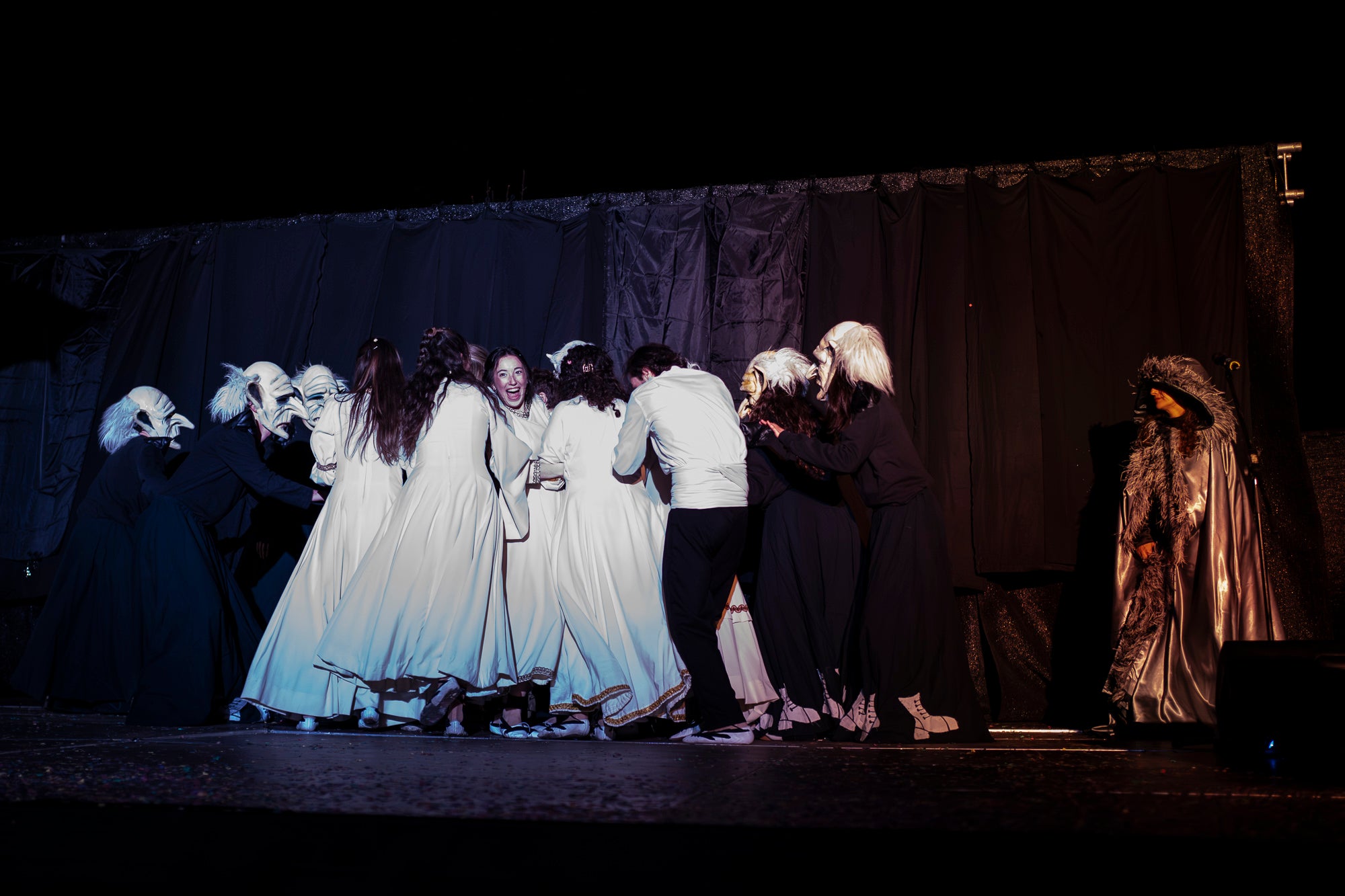 Aquest dimecres, dia 18 de febrer, ha tingut lloc l’acte que posa punt i final a la celebració del Carnestoltes a Terrassa. Cap a les vuit del vespre s’ha iniciat la Rua Mortuòria, amb els taüts del rei i la reina, que els ha conduït fins al Parc de Vallparadís. Un cop allà, s’ha fet l’enterrament de la sardina amb la col·laboració de diversos grups de cultura popular de la ciutat amb un sorprenent espectacle teatral i de foc.