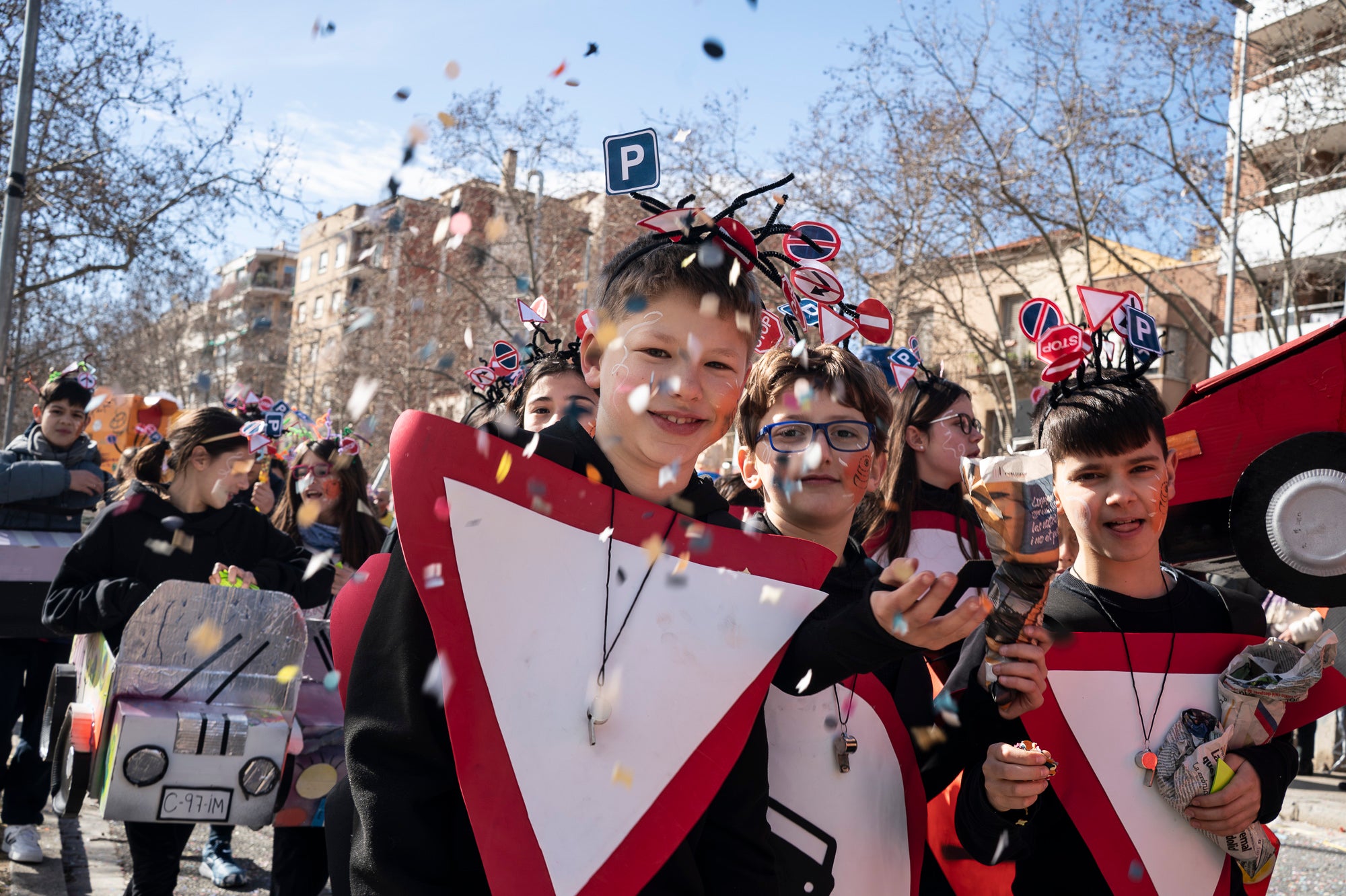Després de la gran rua de dissabte al vespre, torn aquest diumenge al matí per a la rua infantil del Carnestoltes 2026 de Terrassa, encapçalada per la reina i el rei d'enguany, Tifa-Rola i Tifa-Nal, i el grup Groc Cridaner. Una vintena de comparses d'escoles de la ciutat han participat en aquesta desfilada matinal per la Rambla d'Ègara, que ha passat pel Raval de Montserrat i ha acabat a la plaça Vella. En aquesta ocasió, els més menuts eren els protagonistes amb coreografies acompanyades de pares i professors. La festa ha finalitzat a la plaça Nova, amb música, premis i el pregó a càrrec de totes les comparses | Mireia Comas