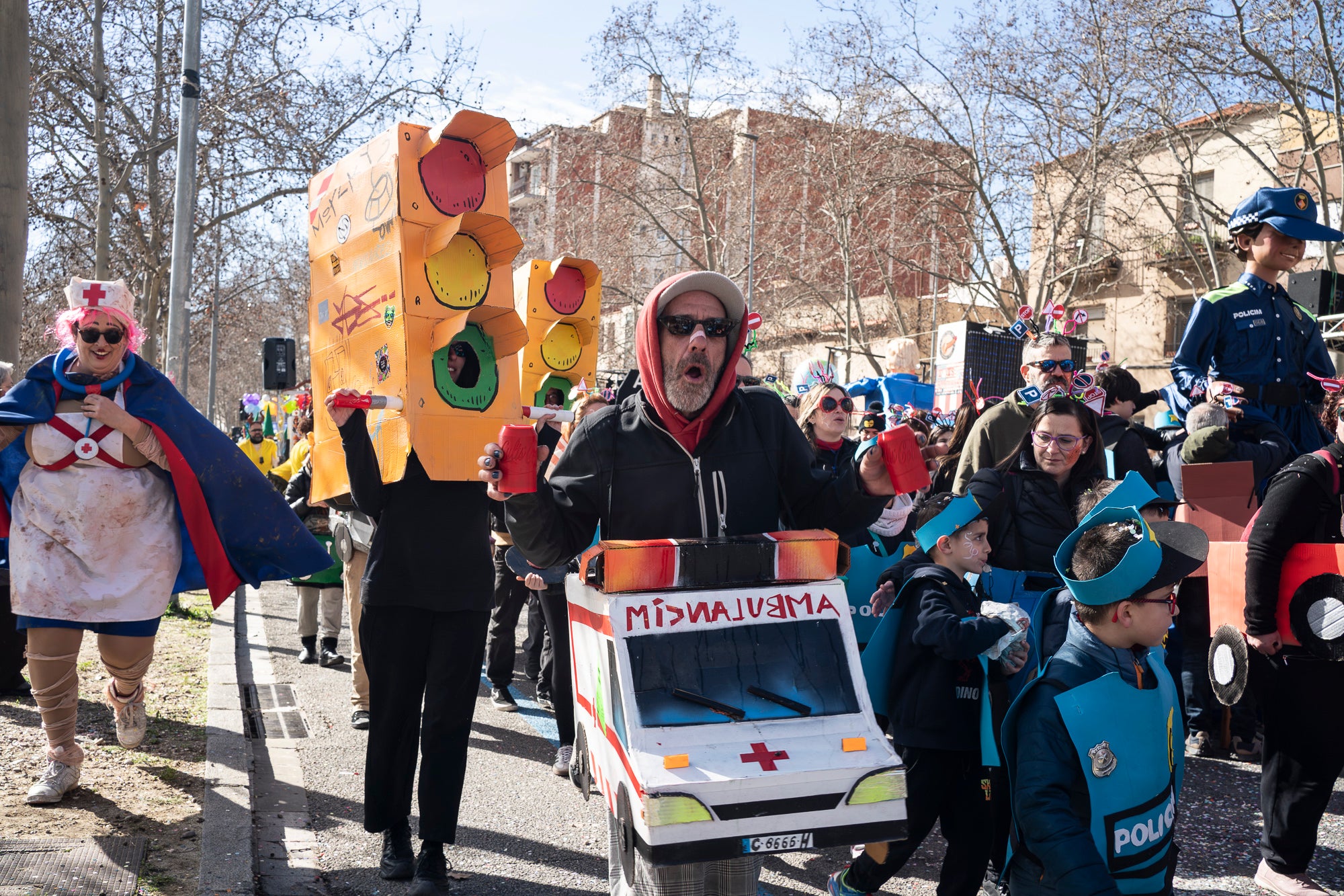 Després de la gran rua de dissabte al vespre, torn aquest diumenge al matí per a la rua infantil del Carnestoltes 2026 de Terrassa, encapçalada per la reina i el rei d'enguany, Tifa-Rola i Tifa-Nal, i el grup Groc Cridaner. Una vintena de comparses d'escoles de la ciutat han participat en aquesta desfilada matinal per la Rambla d'Ègara, que ha passat pel Raval de Montserrat i ha acabat a la plaça Vella. En aquesta ocasió, els més menuts eren els protagonistes amb coreografies acompanyades de pares i professors. La festa ha finalitzat a la plaça Nova, amb música, premis i el pregó a càrrec de totes les comparses | Mireia Comas