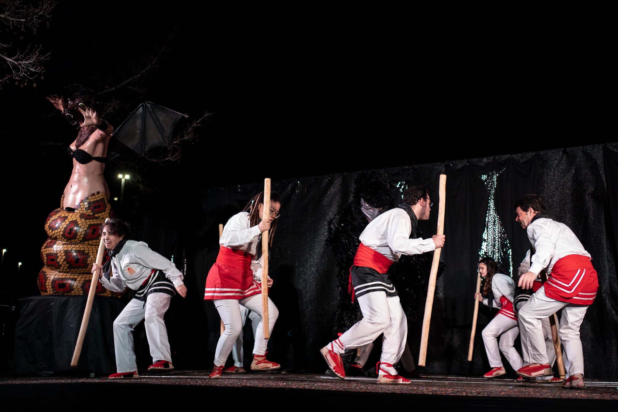 Aquest dimecres, dia 18 de febrer, ha tingut lloc l’acte que posa punt i final a la celebració del Carnestoltes a Terrassa. Cap a les vuit del vespre s’ha iniciat la Rua Mortuòria, amb els taüts del rei i la reina, que els ha conduït fins al Parc de Vallparadís. Un cop allà, s’ha fet l’enterrament de la sardina amb la col·laboració de diversos grups de cultura popular de la ciutat amb un sorprenent espectacle teatral i de foc.