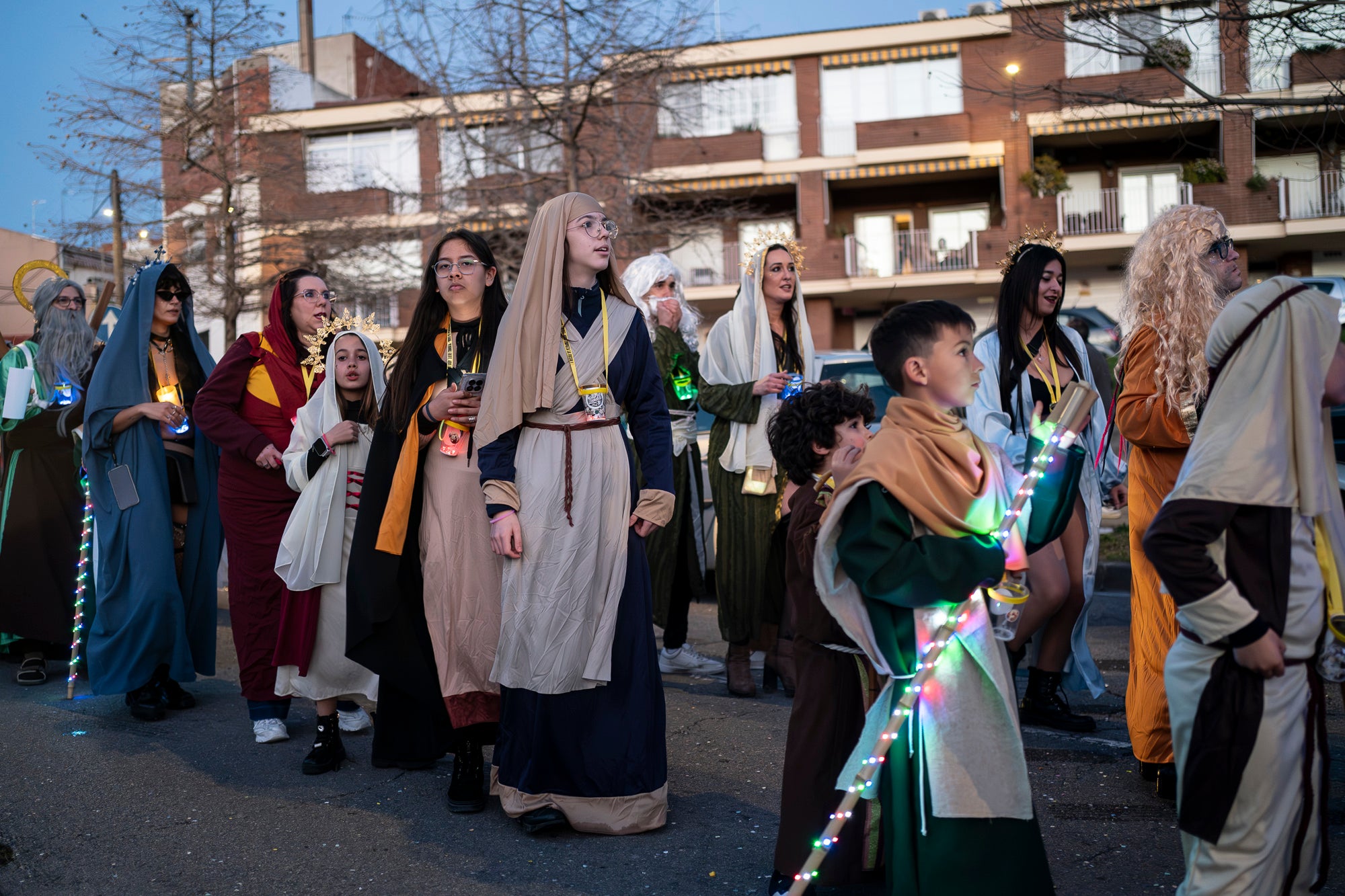 Els carrers de Terrassa s'han disfressat aquest dissabte al vespre per a una rua de Carnestoltes 2026 multitudinària, partint de la plaça de les Magnòlies, en què hi han participat 25 carrosses amb 2.189 persones. Ha obert la comparsa 'Groc cridaner', guanyadora de la desfilada l'any passat, on figuraven la reina i el rei d'enguany, Tifarola i Tifanal. Al cap d'unes hores, rebien les claus de la ciutat durant aquests dies de disbauxa des del balcó de l'Ajuntament, al Raval. Allà, hi han pronunciat un pregó combatiu les membres de lila del Casal de la Dona, en què han reivindicat 'cossos lliures' i una festa 'feminista, irreverent i republicana'. | Mireia Comas