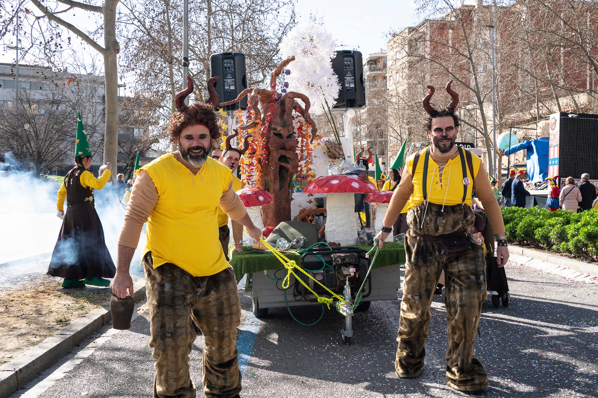 Després de la gran rua de dissabte al vespre, torn aquest diumenge al matí per a la rua infantil del Carnestoltes 2026 de Terrassa, encapçalada per la reina i el rei d'enguany, Tifa-Rola i Tifa-Nal, i el grup Groc Cridaner. Una vintena de comparses d'escoles de la ciutat han participat en aquesta desfilada matinal per la Rambla d'Ègara, que ha passat pel Raval de Montserrat i ha acabat a la plaça Vella. En aquesta ocasió, els més menuts eren els protagonistes amb coreografies acompanyades de pares i professors. La festa ha finalitzat a la plaça Nova, amb música, premis i el pregó a càrrec de totes les comparses | Mireia Comas