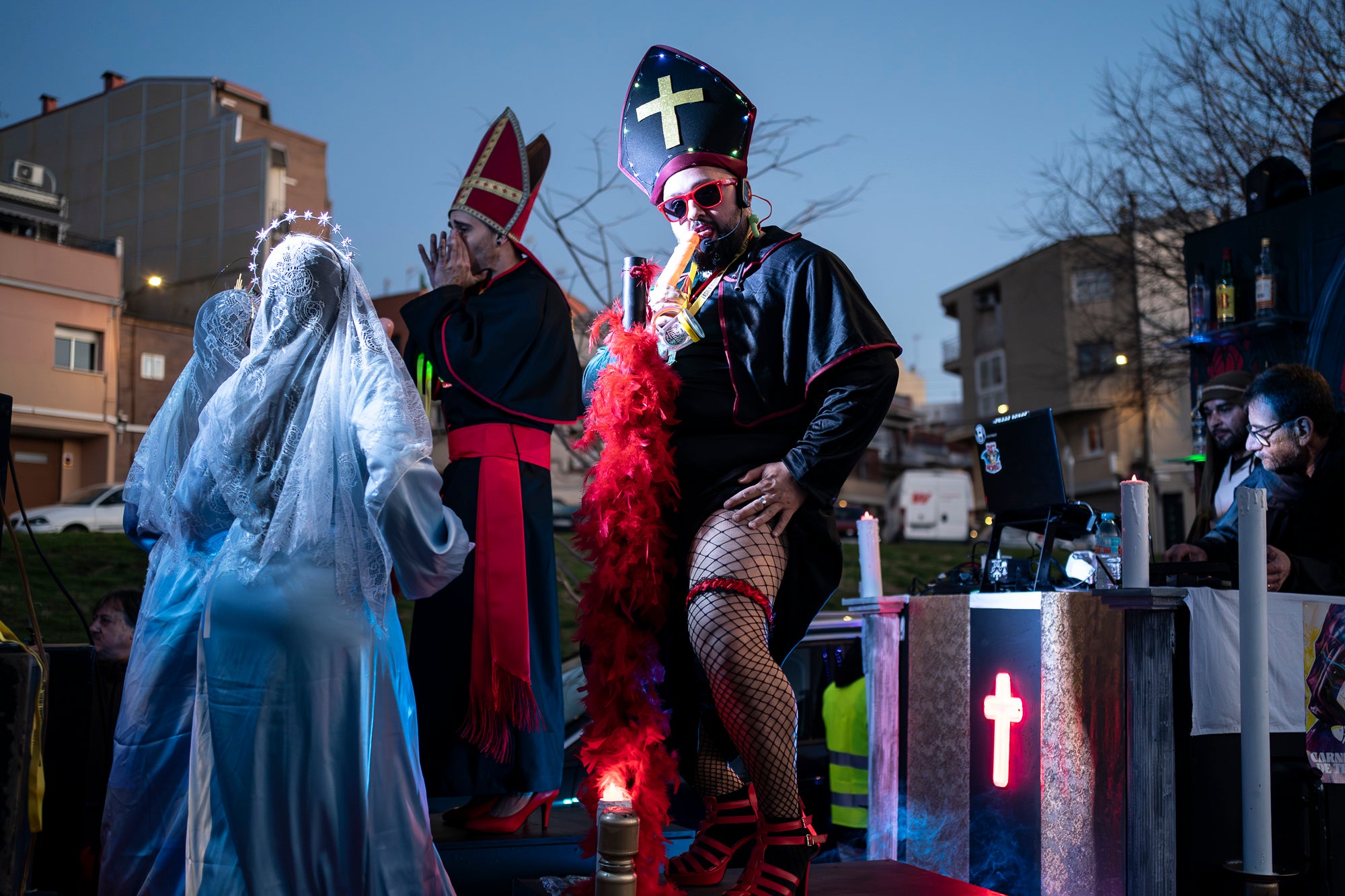 Els carrers de Terrassa s'han disfressat aquest dissabte al vespre per a una rua de Carnestoltes 2026 multitudinària, partint de la plaça de les Magnòlies, en què hi han participat 25 carrosses amb 2.189 persones. Ha obert la comparsa 'Groc cridaner', guanyadora de la desfilada l'any passat, on figuraven la reina i el rei d'enguany, Tifarola i Tifanal. Al cap d'unes hores, rebien les claus de la ciutat durant aquests dies de disbauxa des del balcó de l'Ajuntament, al Raval. Allà, hi han pronunciat un pregó combatiu les membres de lila del Casal de la Dona, en què han reivindicat 'cossos lliures' i una festa 'feminista, irreverent i republicana'. | Mireia Comas