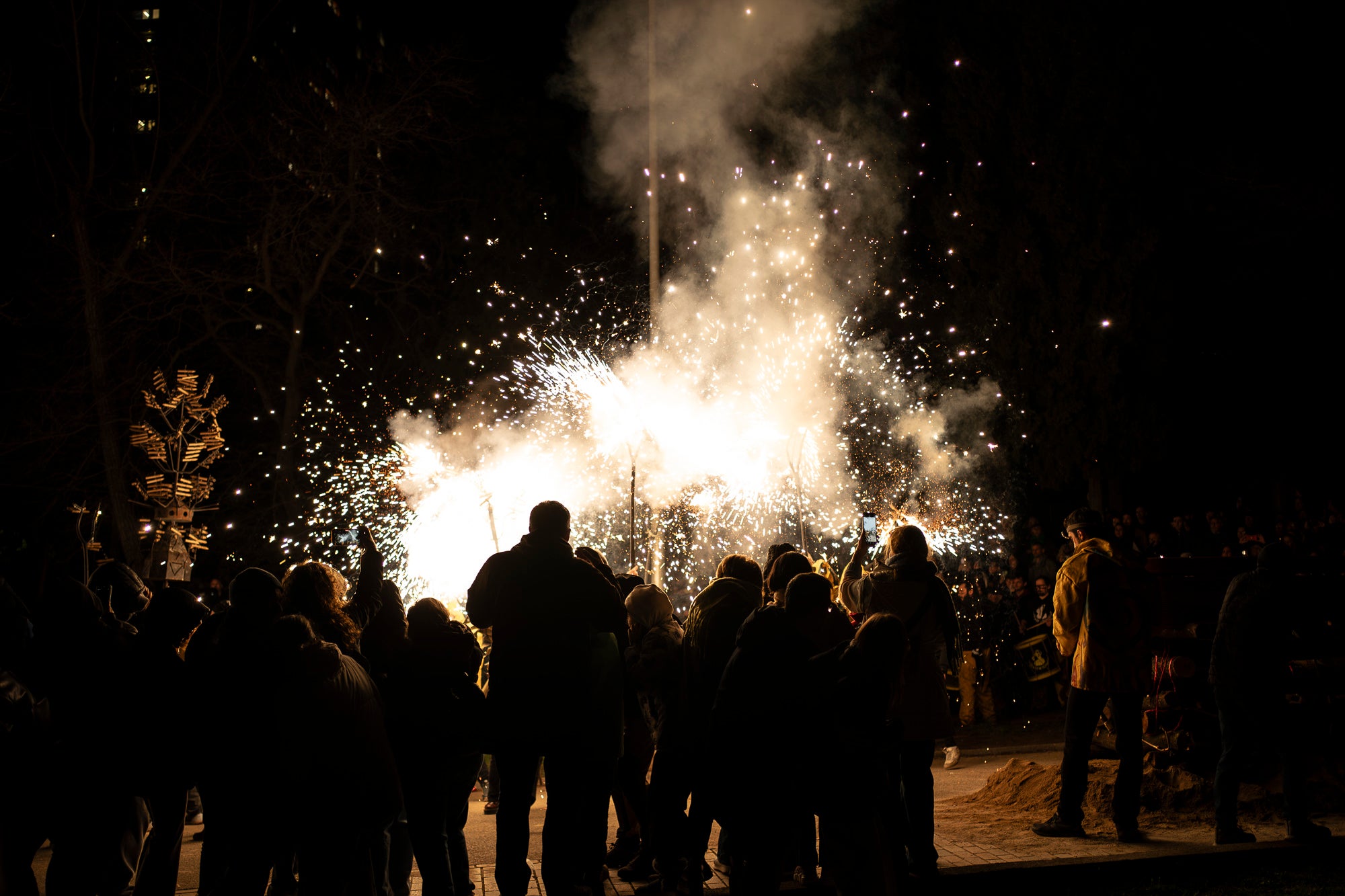 Aquest dimecres, dia 18 de febrer, ha tingut lloc l’acte que posa punt i final a la celebració del Carnestoltes a Terrassa. Cap a les vuit del vespre s’ha iniciat la Rua Mortuòria, amb els taüts del rei i la reina, que els ha conduït fins al Parc de Vallparadís. Un cop allà, s’ha fet l’enterrament de la sardina amb la col·laboració de diversos grups de cultura popular de la ciutat amb un sorprenent espectacle teatral i de foc.