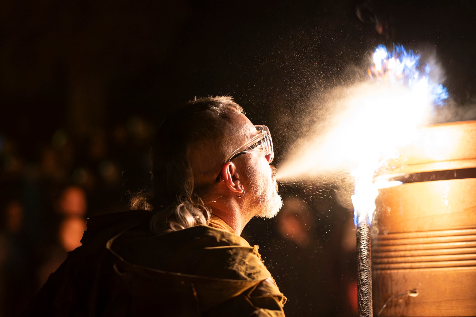 Aquest dimecres, dia 18 de febrer, ha tingut lloc l’acte que posa punt i final a la celebració del Carnestoltes a Terrassa. Cap a les vuit del vespre s’ha iniciat la Rua Mortuòria, amb els taüts del rei i la reina, que els ha conduït fins al Parc de Vallparadís. Un cop allà, s’ha fet l’enterrament de la sardina amb la col·laboració de diversos grups de cultura popular de la ciutat amb un sorprenent espectacle teatral i de foc.