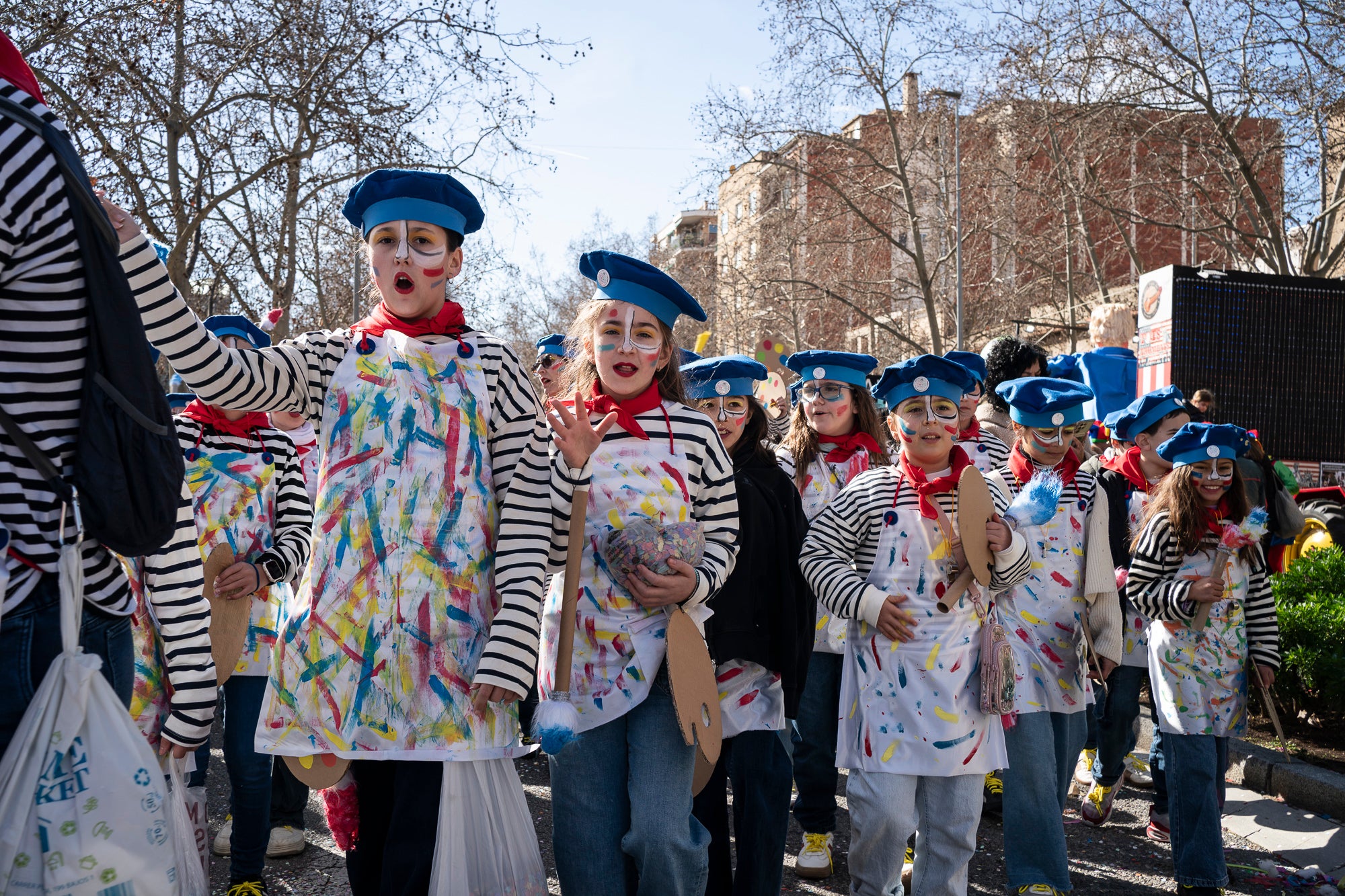 Després de la gran rua de dissabte al vespre, torn aquest diumenge al matí per a la rua infantil del Carnestoltes 2026 de Terrassa, encapçalada per la reina i el rei d'enguany, Tifa-Rola i Tifa-Nal, i el grup Groc Cridaner. Una vintena de comparses d'escoles de la ciutat han participat en aquesta desfilada matinal per la Rambla d'Ègara, que ha passat pel Raval de Montserrat i ha acabat a la plaça Vella. En aquesta ocasió, els més menuts eren els protagonistes amb coreografies acompanyades de pares i professors. La festa ha finalitzat a la plaça Nova, amb música, premis i el pregó a càrrec de totes les comparses | Mireia Comas