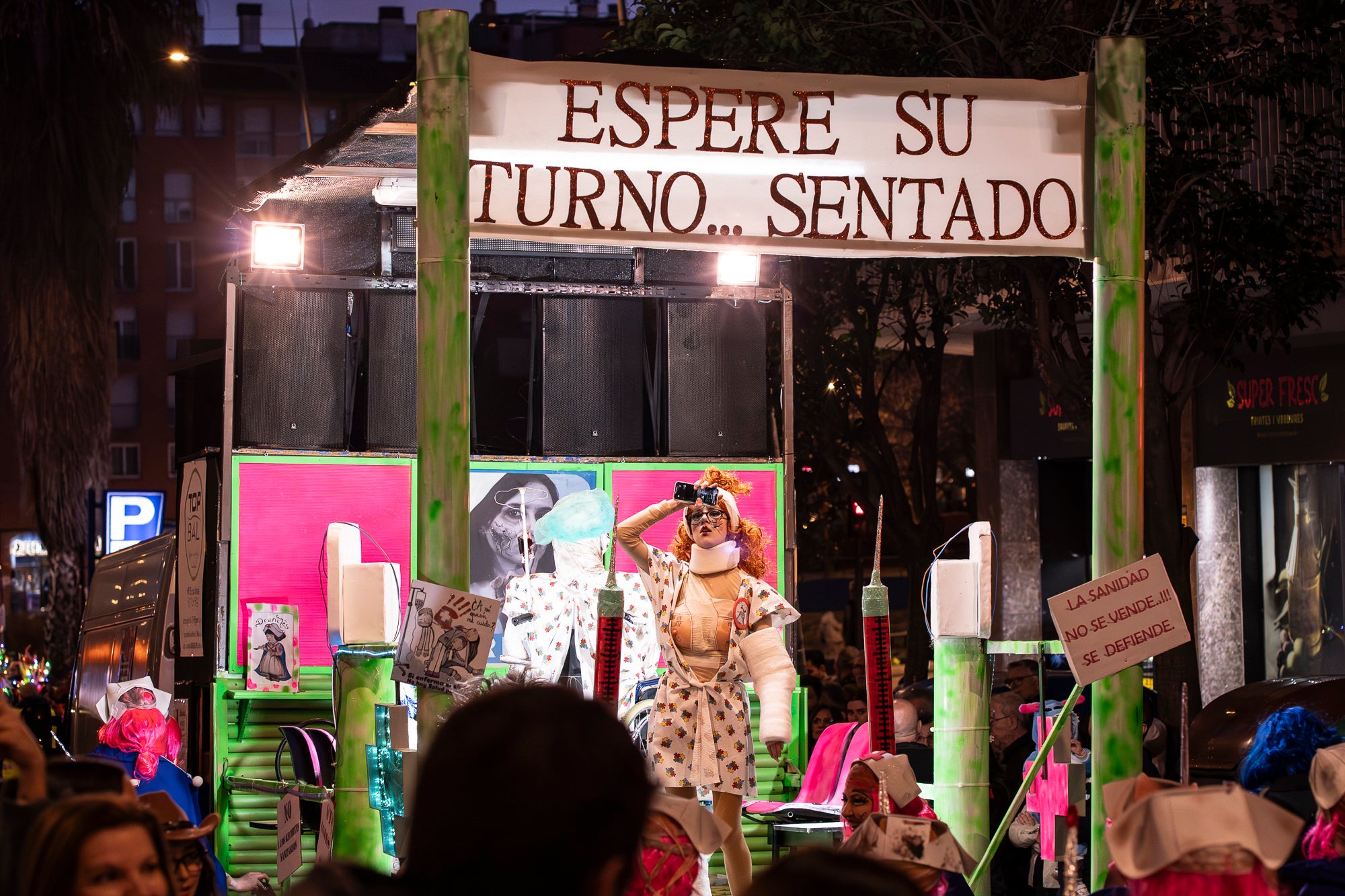 Els carrers de Terrassa s'han disfressat aquest dissabte al vespre per a una rua de Carnestoltes 2026 multitudinària, partint de la plaça de les Magnòlies, en què hi han participat 25 carrosses amb 2.189 persones. Ha obert la comparsa 'Groc cridaner', guanyadora de la desfilada l'any passat, on figuraven la reina i el rei d'enguany, Tifarola i Tifanal. Al cap d'unes hores, rebien les claus de la ciutat durant aquests dies de disbauxa des del balcó de l'Ajuntament, al Raval. Allà, hi han pronunciat un pregó combatiu les membres de lila del Casal de la Dona, en què han reivindicat 'cossos lliures' i una festa 'feminista, irreverent i republicana'. | Mireia Comas