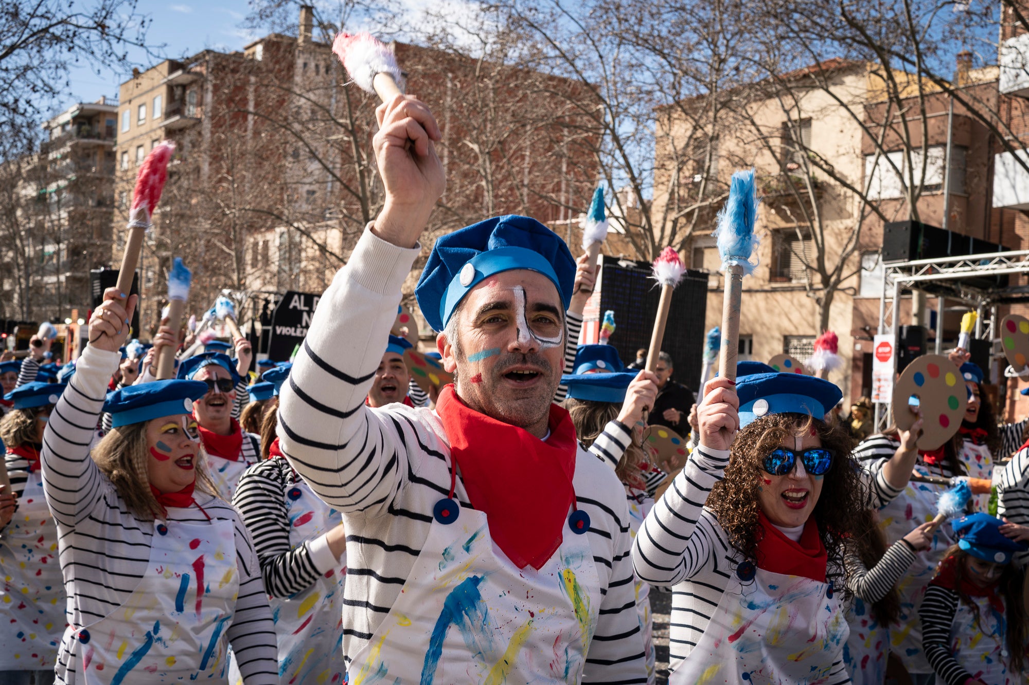 Després de la gran rua de dissabte al vespre, torn aquest diumenge al matí per a la rua infantil del Carnestoltes 2026 de Terrassa, encapçalada per la reina i el rei d'enguany, Tifa-Rola i Tifa-Nal, i el grup Groc Cridaner. Una vintena de comparses d'escoles de la ciutat han participat en aquesta desfilada matinal per la Rambla d'Ègara, que ha passat pel Raval de Montserrat i ha acabat a la plaça Vella. En aquesta ocasió, els més menuts eren els protagonistes amb coreografies acompanyades de pares i professors. La festa ha finalitzat a la plaça Nova, amb música, premis i el pregó a càrrec de totes les comparses | Mireia Comas