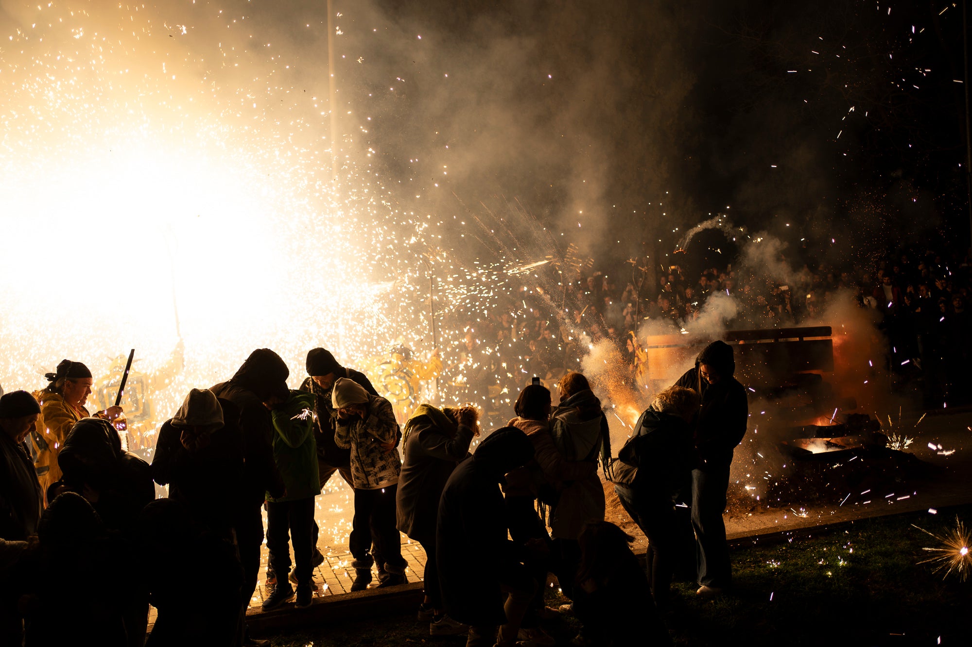 Aquest dimecres, dia 18 de febrer, ha tingut lloc l’acte que posa punt i final a la celebració del Carnestoltes a Terrassa. Cap a les vuit del vespre s’ha iniciat la Rua Mortuòria, amb els taüts del rei i la reina, que els ha conduït fins al Parc de Vallparadís. Un cop allà, s’ha fet l’enterrament de la sardina amb la col·laboració de diversos grups de cultura popular de la ciutat amb un sorprenent espectacle teatral i de foc.