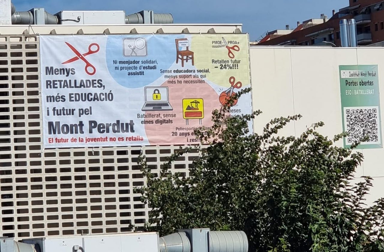 Pancarta en contra de les retallades a l'Institut Mont Perdut | Ins Mont Perdut