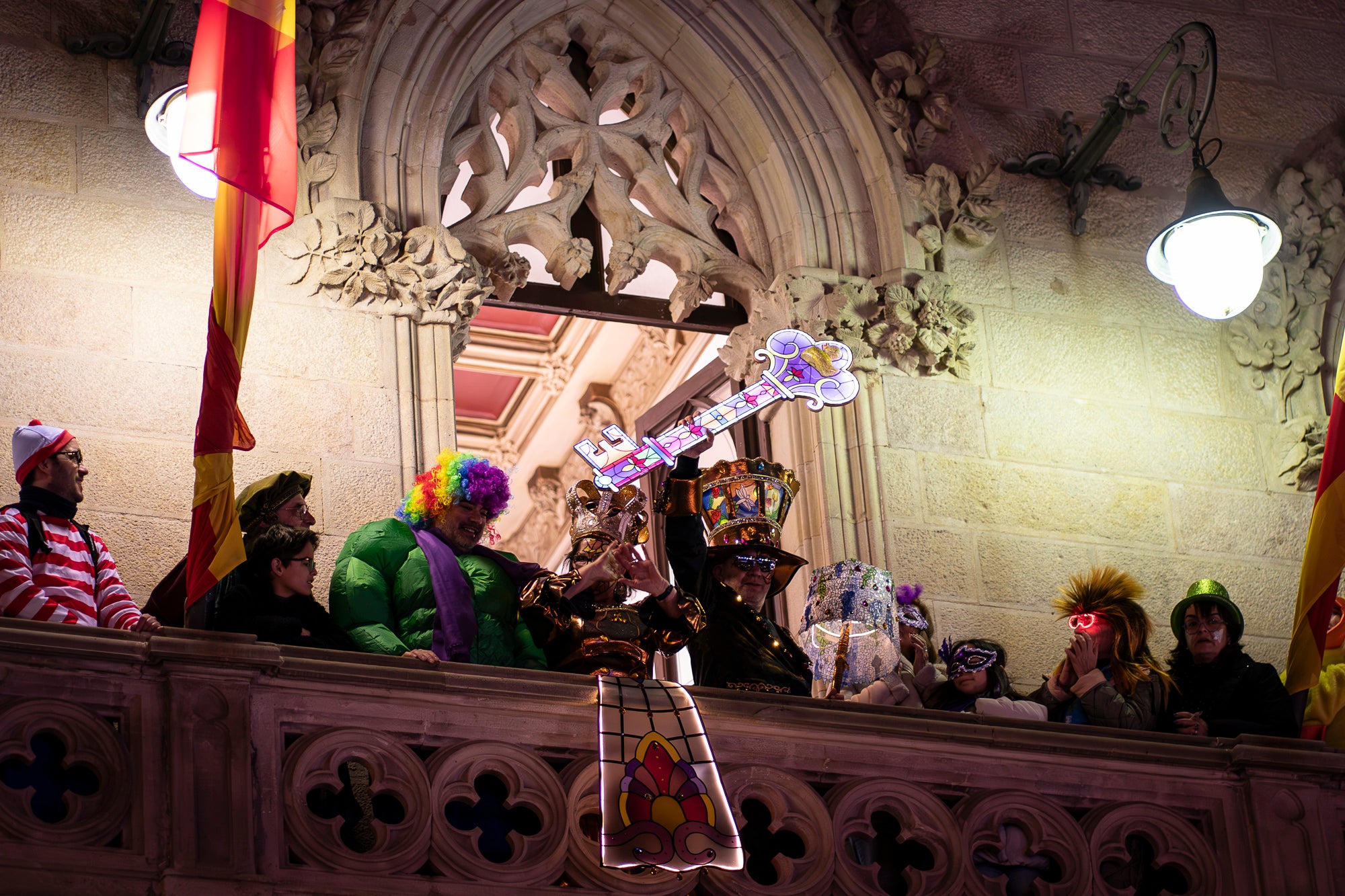 Els carrers de Terrassa s'han disfressat aquest dissabte al vespre per a una rua de Carnestoltes 2026 multitudinària, partint de la plaça de les Magnòlies, en què hi han participat 25 carrosses amb 2.189 persones. Ha obert la comparsa 'Groc cridaner', guanyadora de la desfilada l'any passat, on figuraven la reina i el rei d'enguany, Tifarola i Tifanal. Al cap d'unes hores, rebien les claus de la ciutat durant aquests dies de disbauxa des del balcó de l'Ajuntament, al Raval. Allà, hi han pronunciat un pregó combatiu les membres de lila del Casal de la Dona, en què han reivindicat 'cossos lliures' i una festa 'feminista, irreverent i republicana'. | Mireia Comas