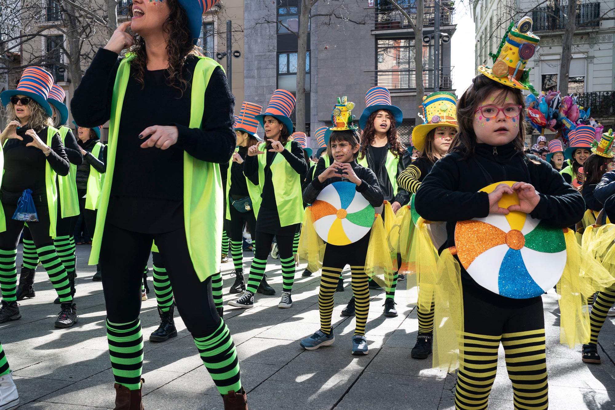 Després de la gran rua de dissabte al vespre, torn aquest diumenge al matí per a la rua infantil del Carnestoltes 2026 de Terrassa, encapçalada per la reina i el rei d'enguany, Tifa-Rola i Tifa-Nal, i el grup Groc Cridaner. Una vintena de comparses d'escoles de la ciutat han participat en aquesta desfilada matinal per la Rambla d'Ègara, que ha passat pel Raval de Montserrat i ha acabat a la plaça Vella. En aquesta ocasió, els més menuts eren els protagonistes amb coreografies acompanyades de pares i professors. La festa ha finalitzat a la plaça Nova, amb música, premis i el pregó a càrrec de totes les comparses | Mireia Comas